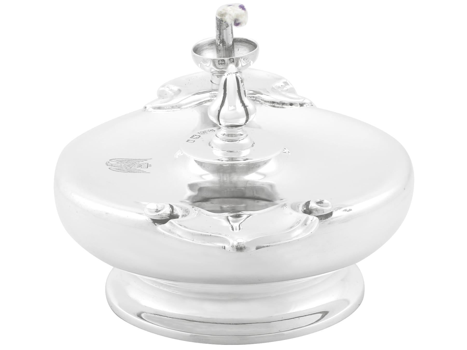 Un excepcional, fino e impresionante encendedor de mesa de plata de ley inglesa de Jorge V; una adición a nuestra colección de objetos de plata relacionados con el tabaquismo.

Este excepcional encendedor de mesa antiguo de plata de ley de Jorge V