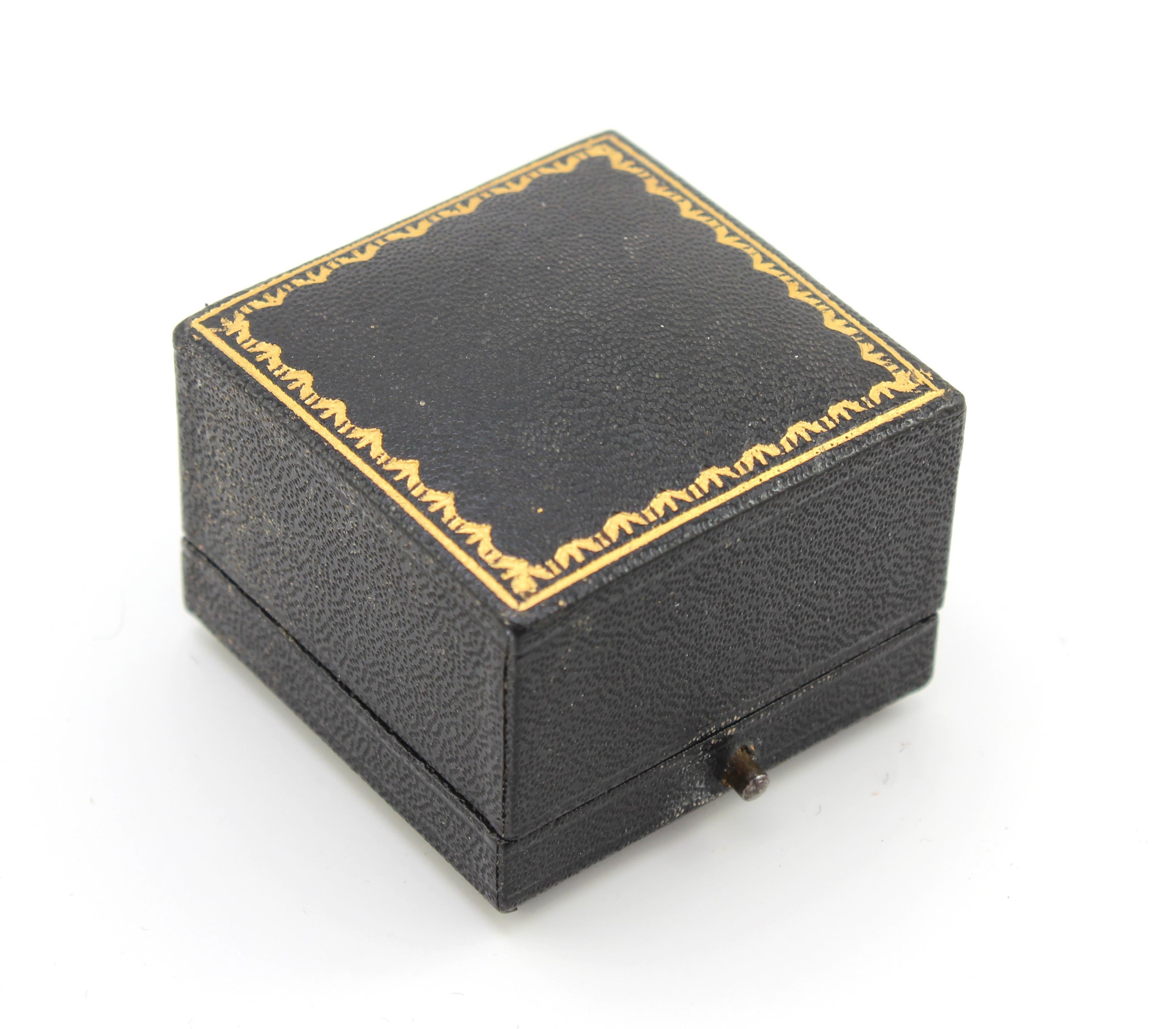 Carrington & Co antique Victorian leather and velvet ring box, 1890's
Size: 5 x 5 x 3.5 cm.