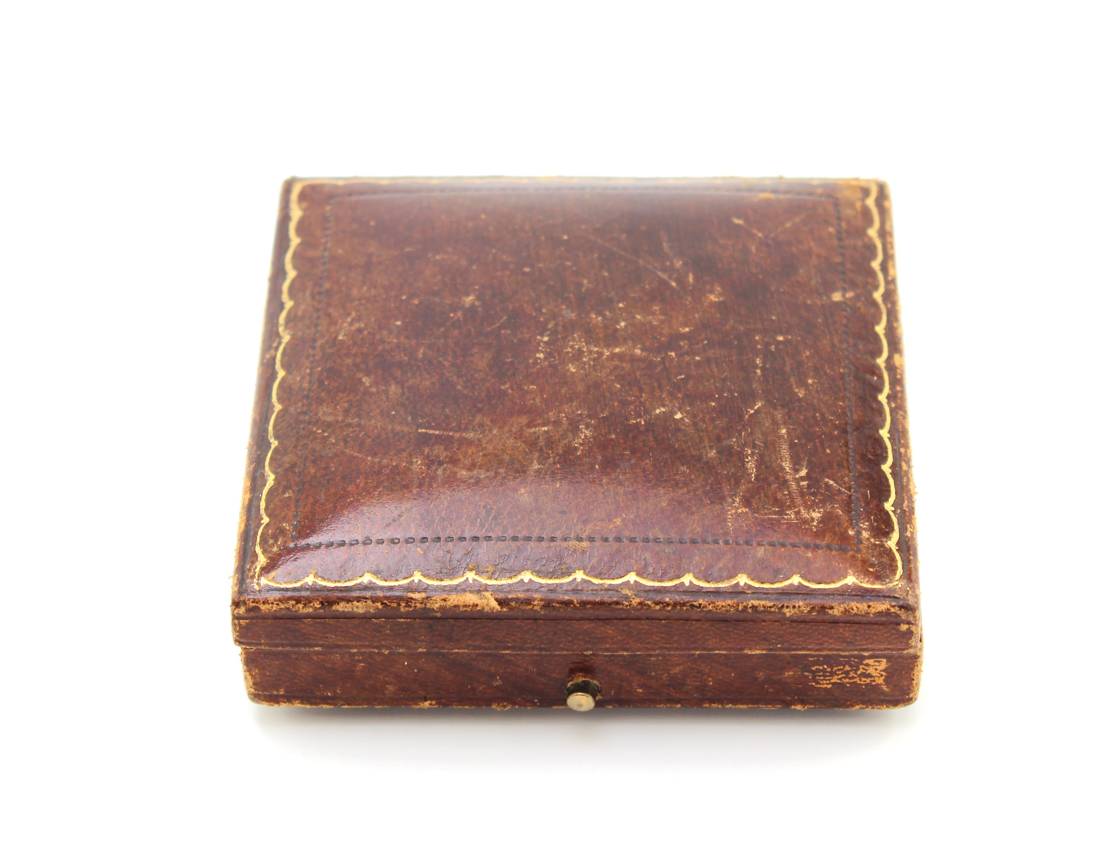 Antique 19th century Victorian leather, velvet jewellery box for brooches, 1890
Size: 8 x 8 x 2.2 cm.