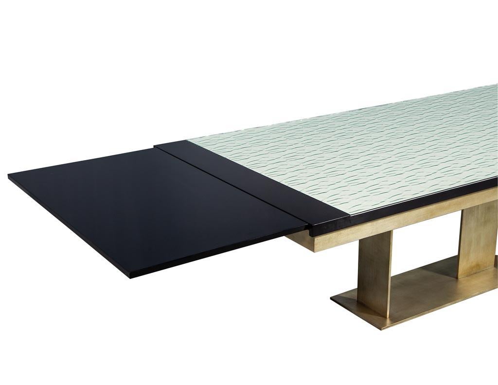 Moderne Table de salle à manger moderne sur mesure Carrocel avec plateau en verre et base en laiton en vente