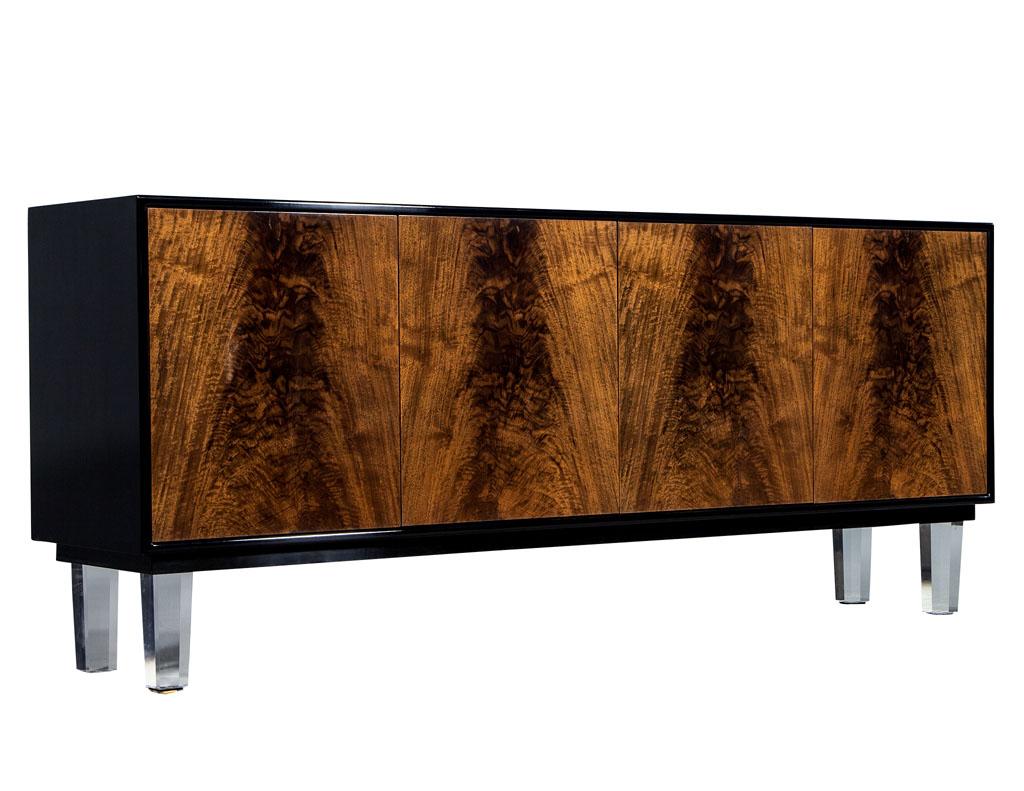 Carrocel custom modern walnut and acrylic black lacquered sideboard credenza.
This Carrocel custom-made sideboard-Credenza is designed and built by Carrocel to create a breathtaking piece like no other. With the hand selected crotch walnut door