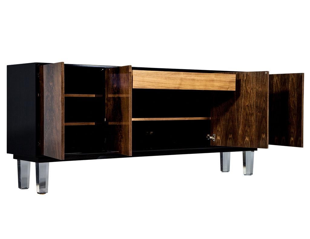 Carrocel Custom Modern Walnut and Acrylic Black Lacquered Sideboard Credenza In Excellent Condition For Sale In North York, ON