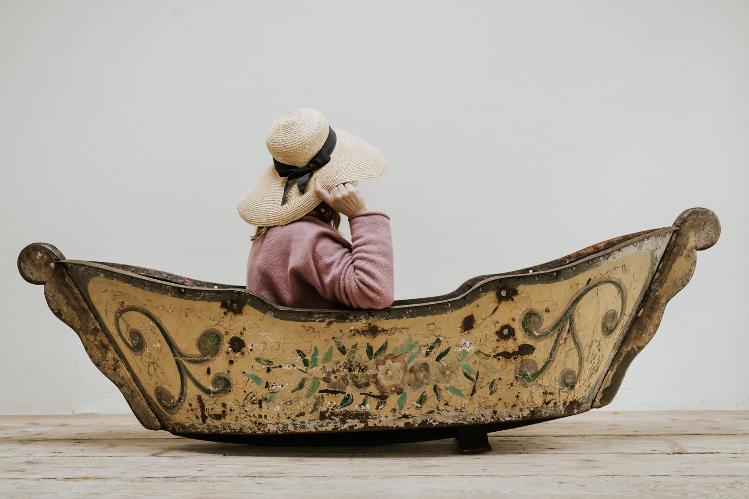 carroussel/merry-go-round boat In Distressed Condition In Brecht, BE