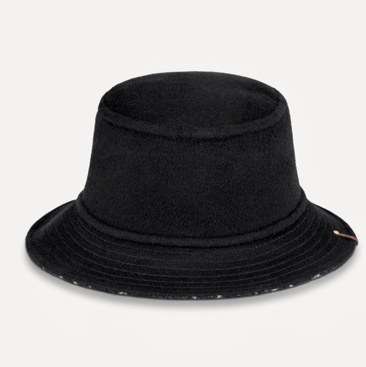 
CARRY ON BOB, Reversible Black Bob Wool Bucket Hat Size Small, Brand New In Box and Ribbon
The Carry On Bob hat is a new accessory introduced for Spring-Summer 2021. This reversible style features a Monogram motif on one side and solid color on the