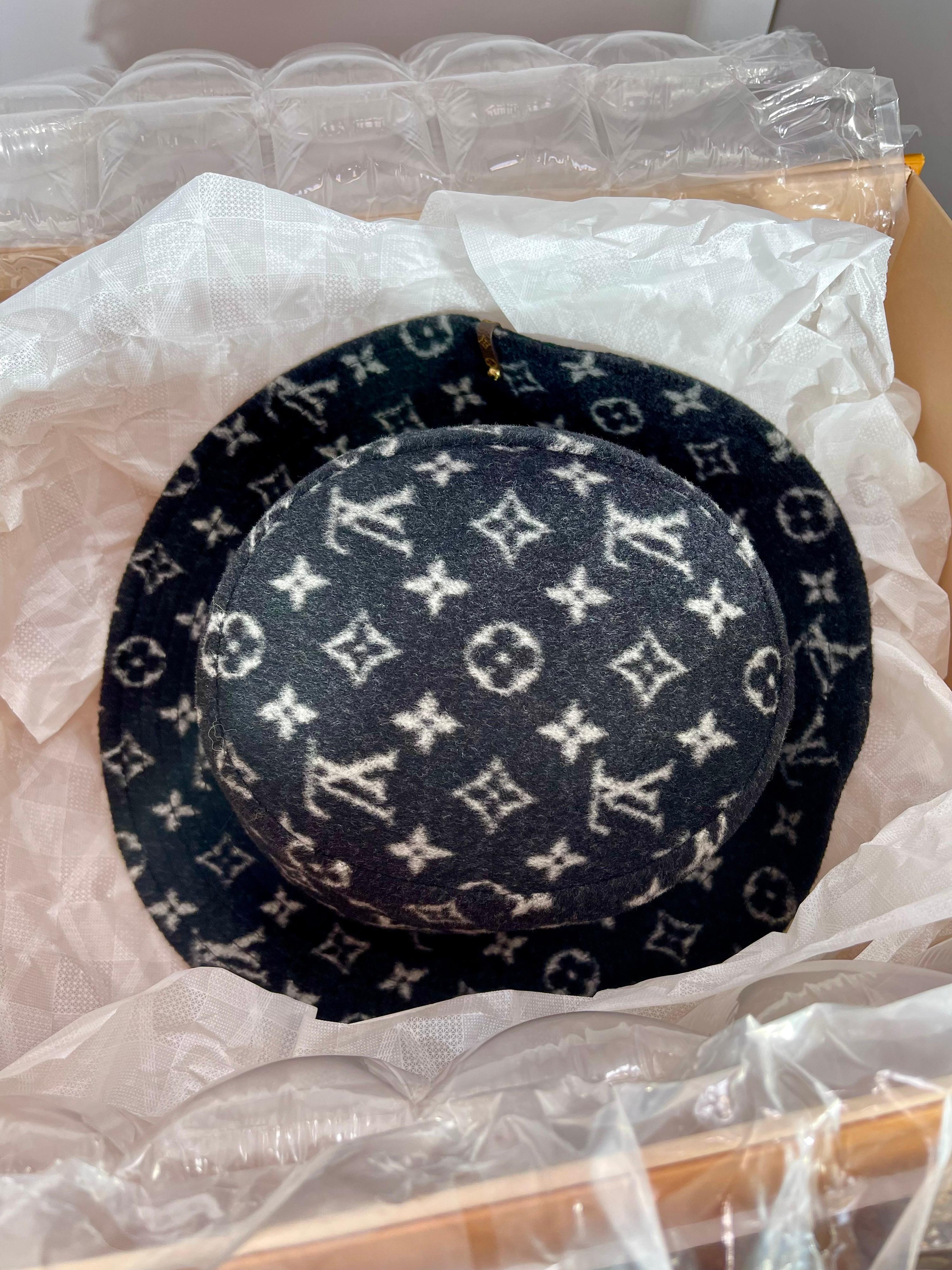Women's CARRY ON BOB, Reversible Black Bob Wool Bucket Hat Size Small, Brand New In Box