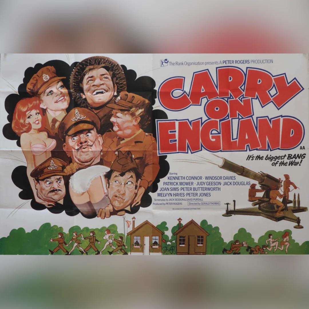 Carry On England (1976)
Original British Quad (30 X 40 Zoll)

 Vierfaches Plakat aus dem Herkunftsland Großbritannien aus der Erstveröffentlichung von 1976. Das Carry on-Team wendet sich in dieser Komödie, die 1940 spielt, dem Zweiten Weltkrieg