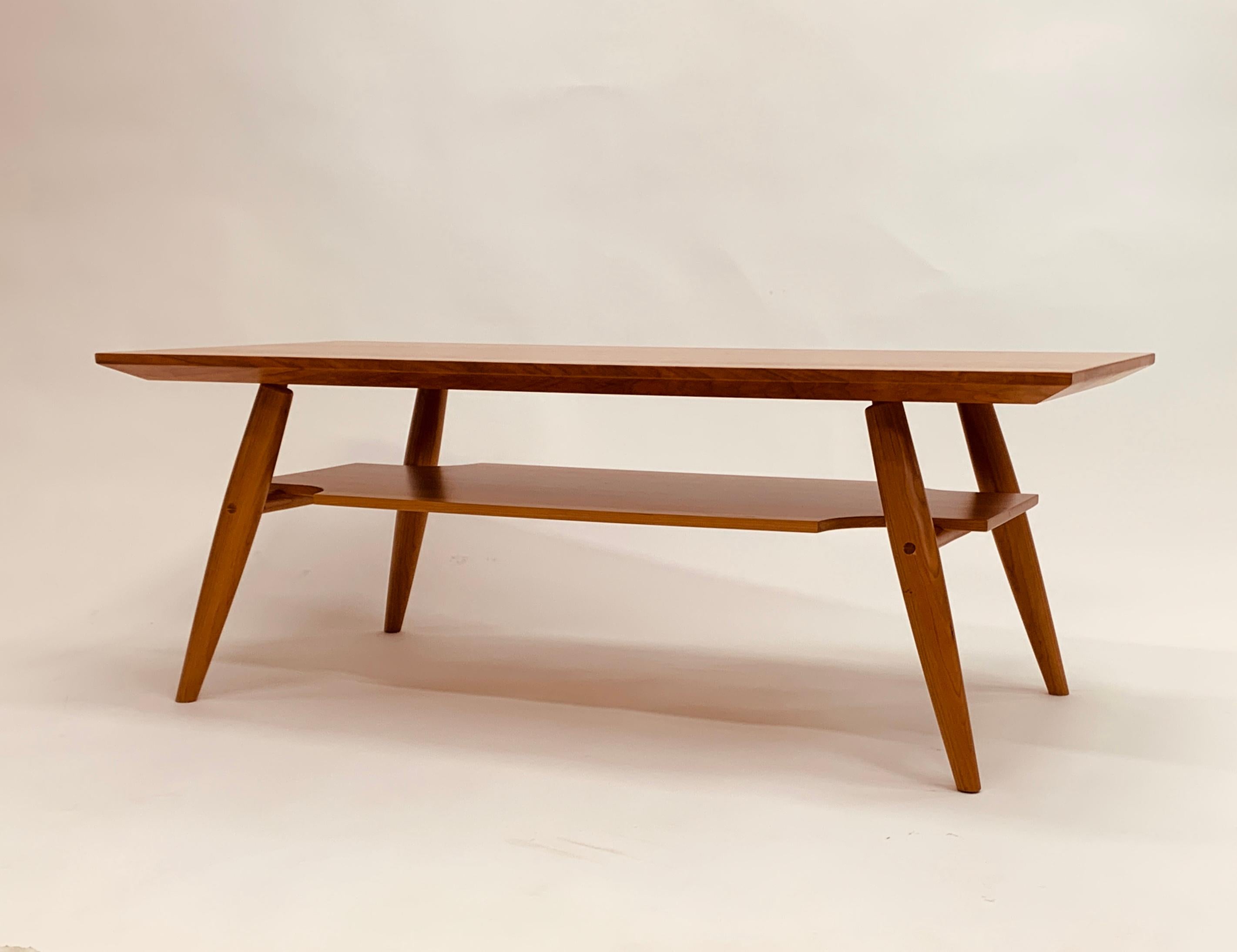 Mid-Century Modern Table basse d'inspiration du milieu du siècle avec étagère en cerisier en vente