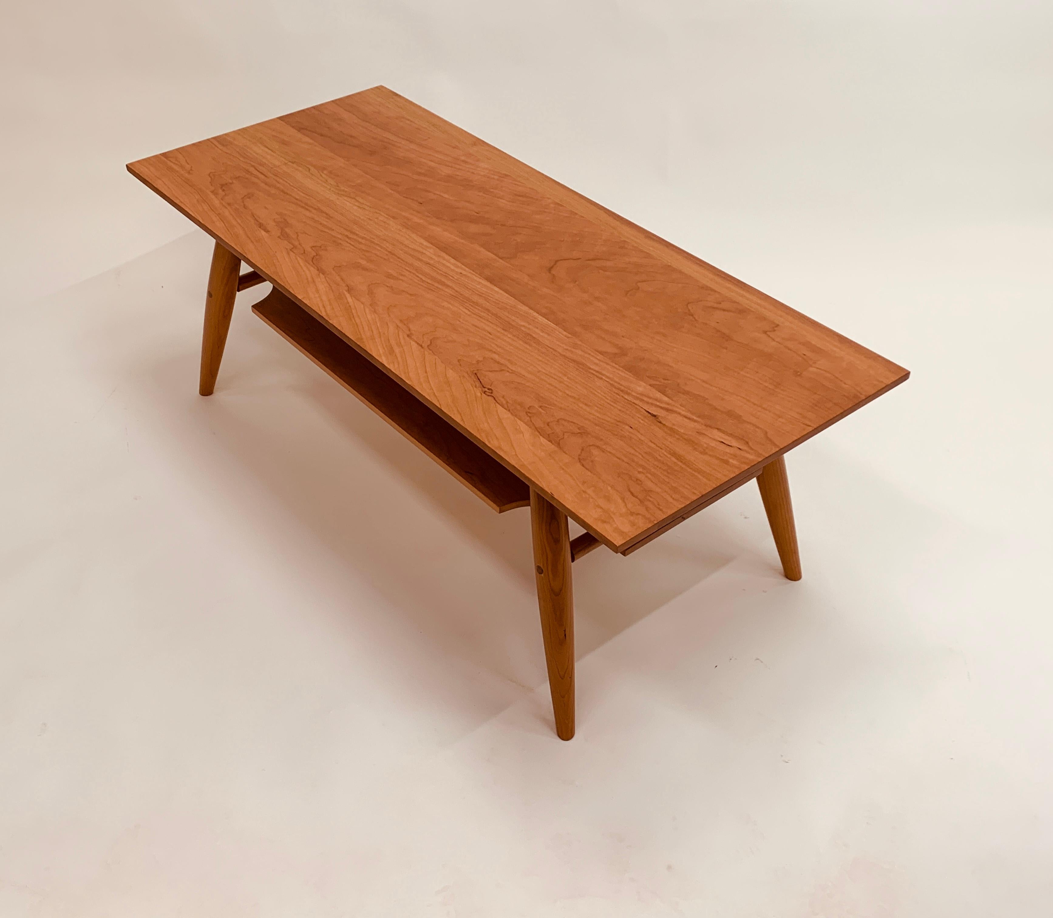 Américain Table basse d'inspiration du milieu du siècle avec étagère en cerisier en vente