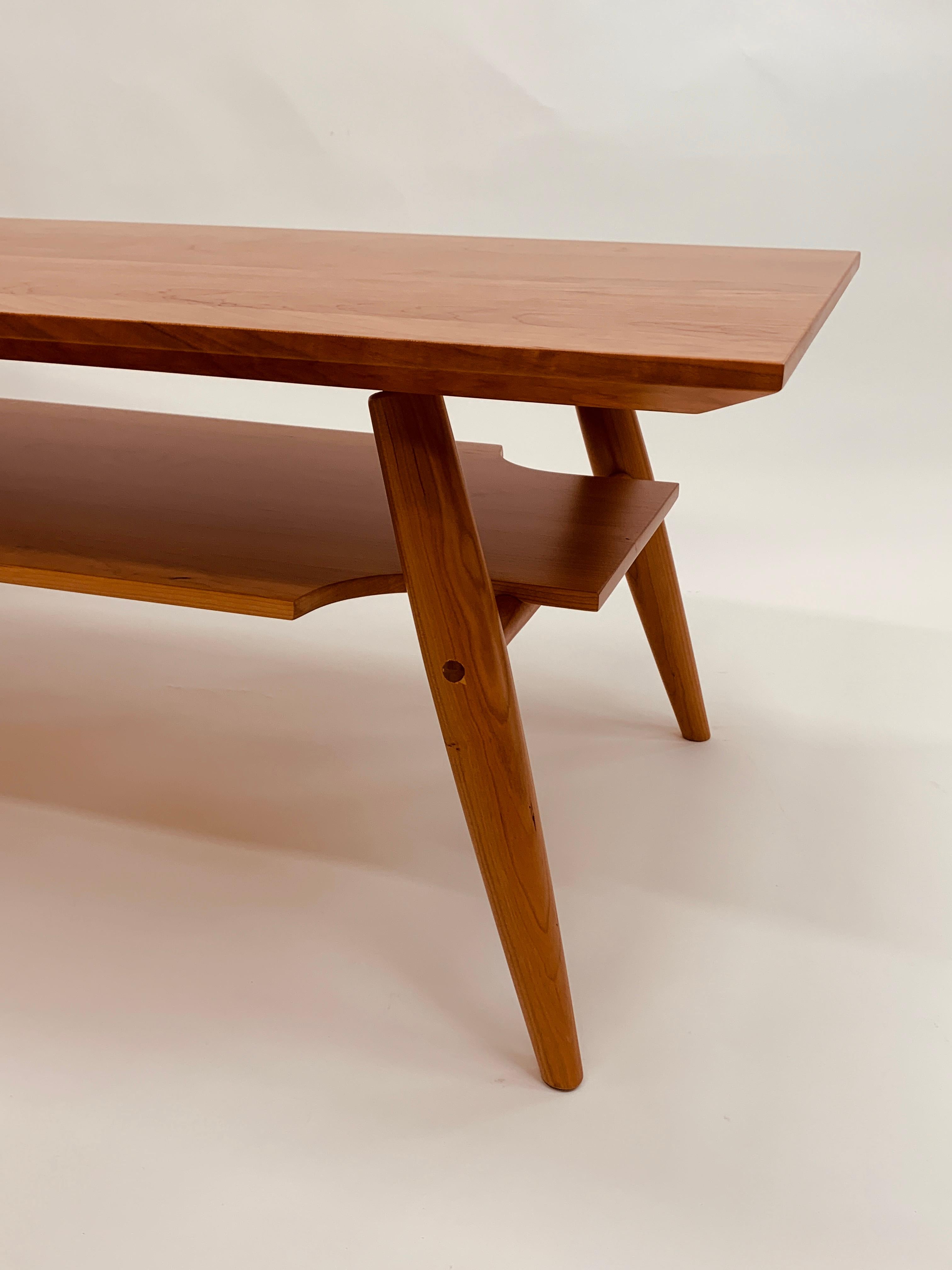 Travail du bois Table basse d'inspiration du milieu du siècle avec étagère en cerisier en vente