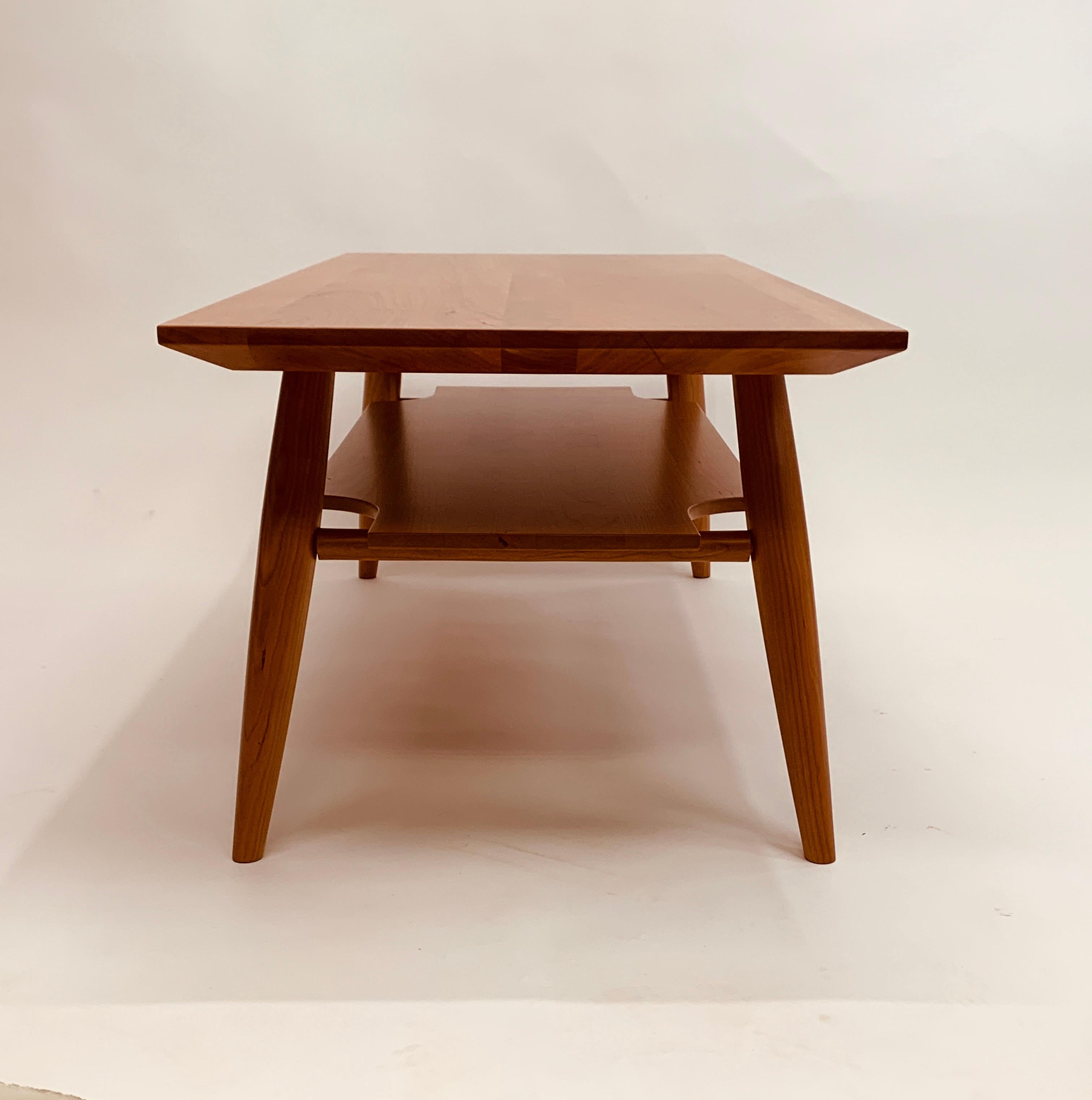 Table basse d'inspiration du milieu du siècle avec étagère en cerisier Neuf - En vente à Goshen, IN