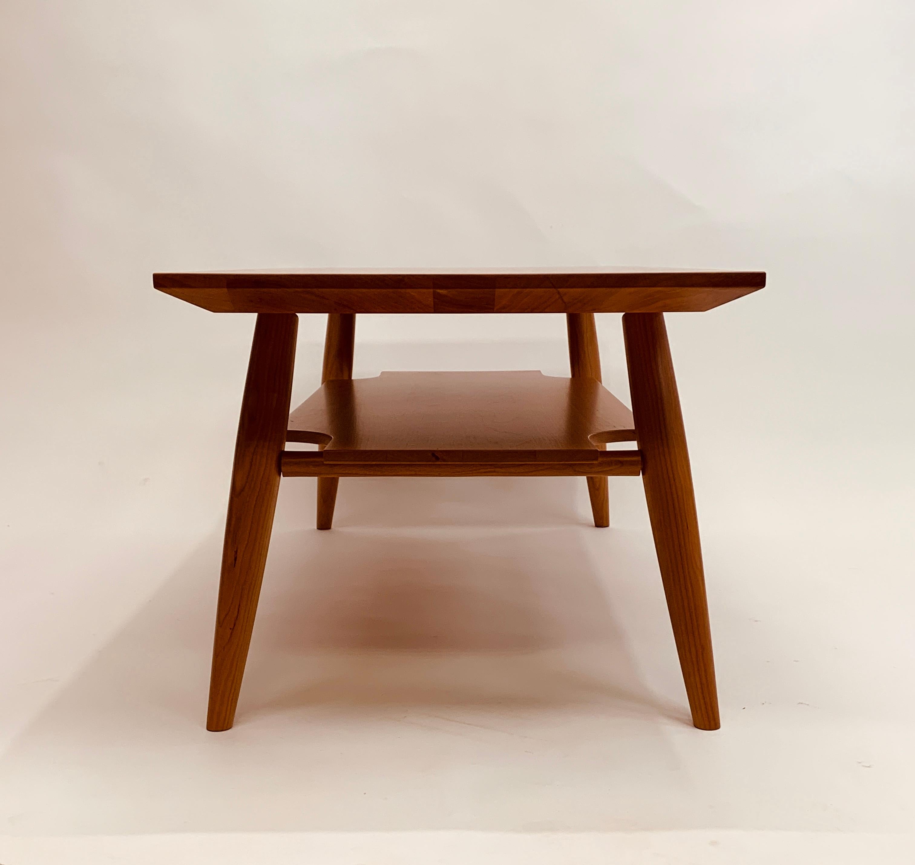 XXIe siècle et contemporain Table basse d'inspiration du milieu du siècle avec étagère en cerisier en vente