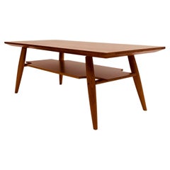 Mid-Century-Couchtisch mit Regal in Kirsche