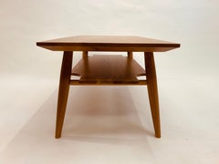 Inspirierter Couchtisch aus der Mitte des Jahrhunderts mit Regal aus roter Eiche