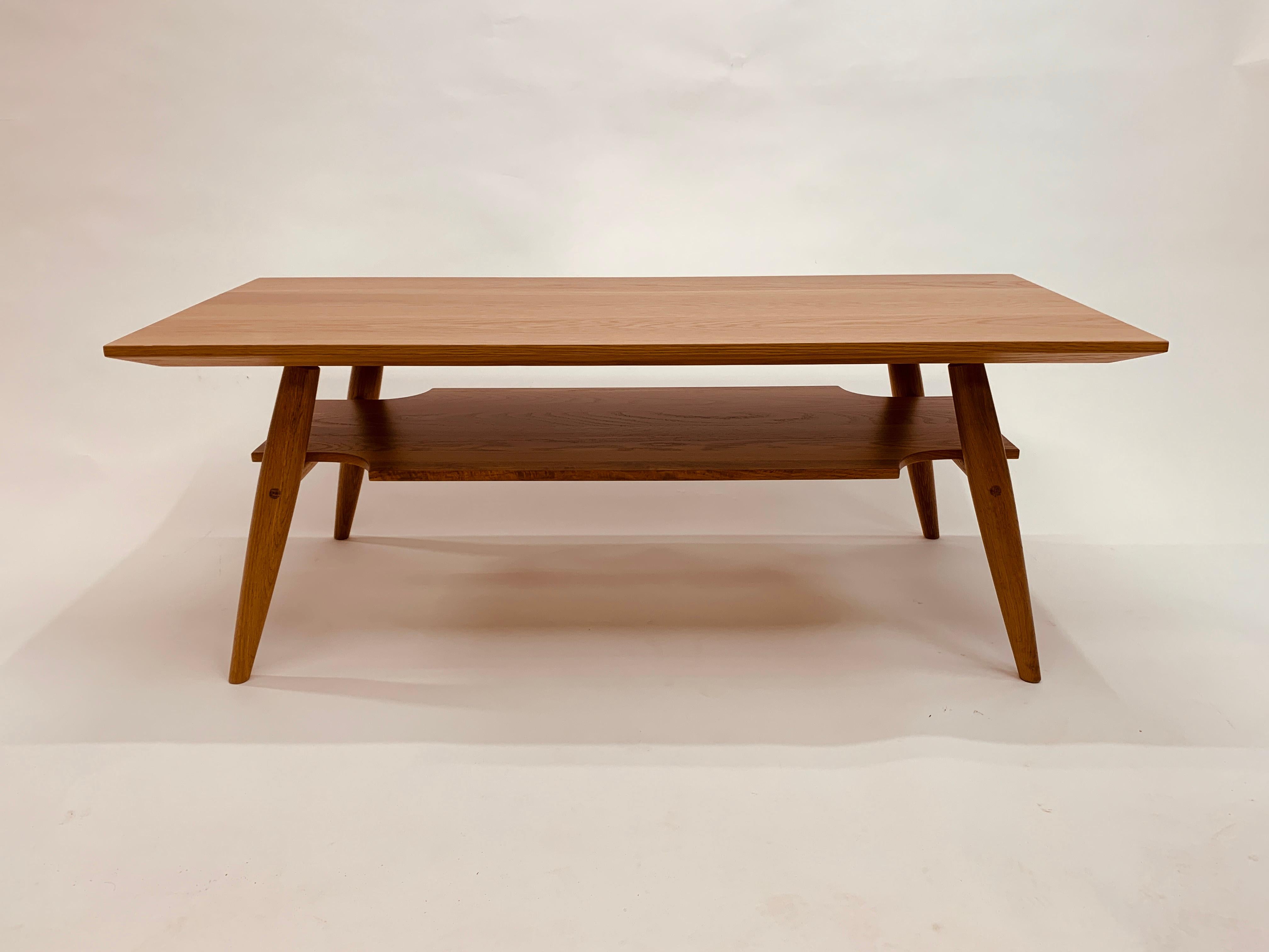 Mid-Century moderno Tavolino da caffè ispirato al Mid-Century con ripiano in Oak rosso in vendita