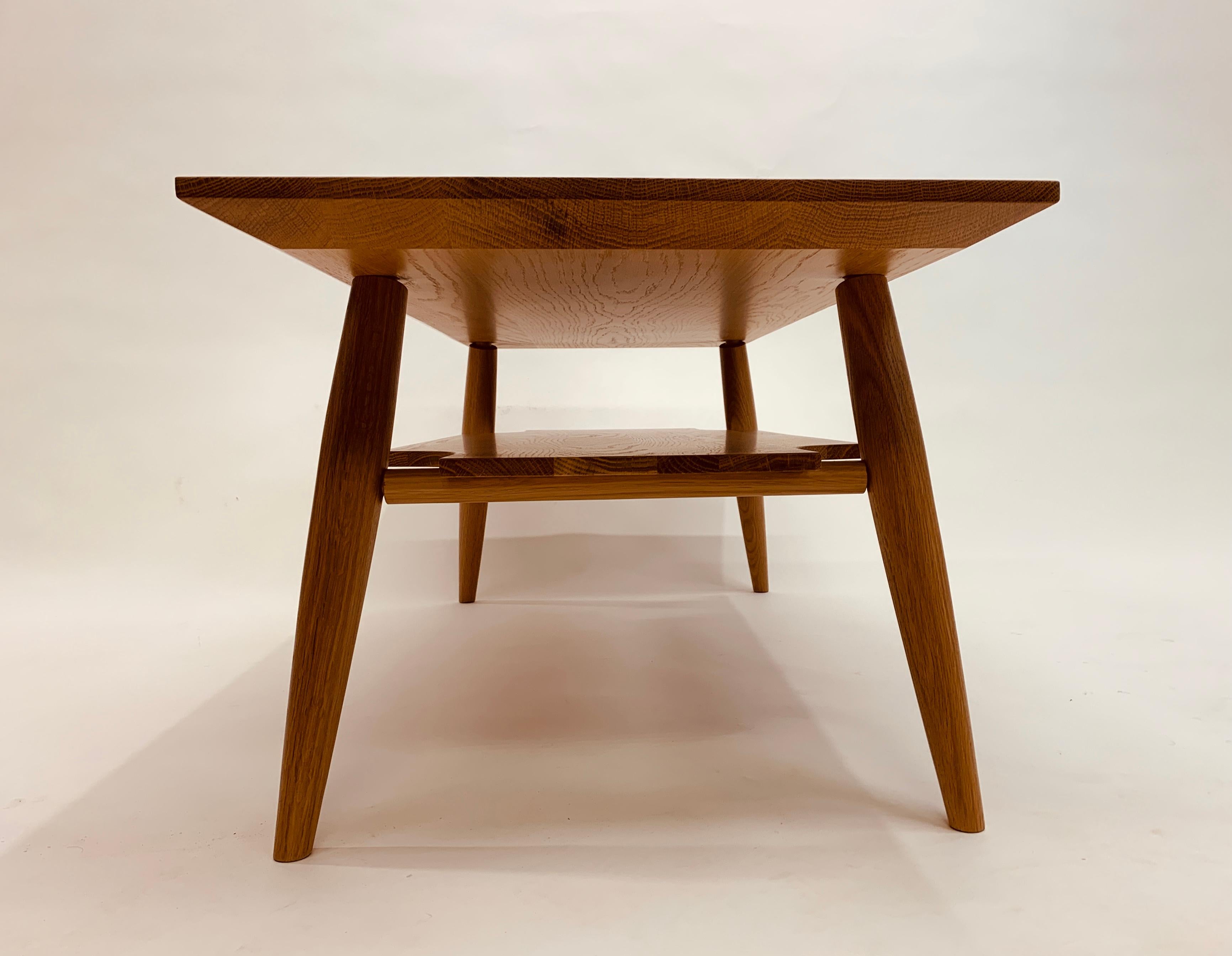 Falegnameria Tavolino da caffè ispirato al Mid-Century con ripiano in Oak rosso in vendita