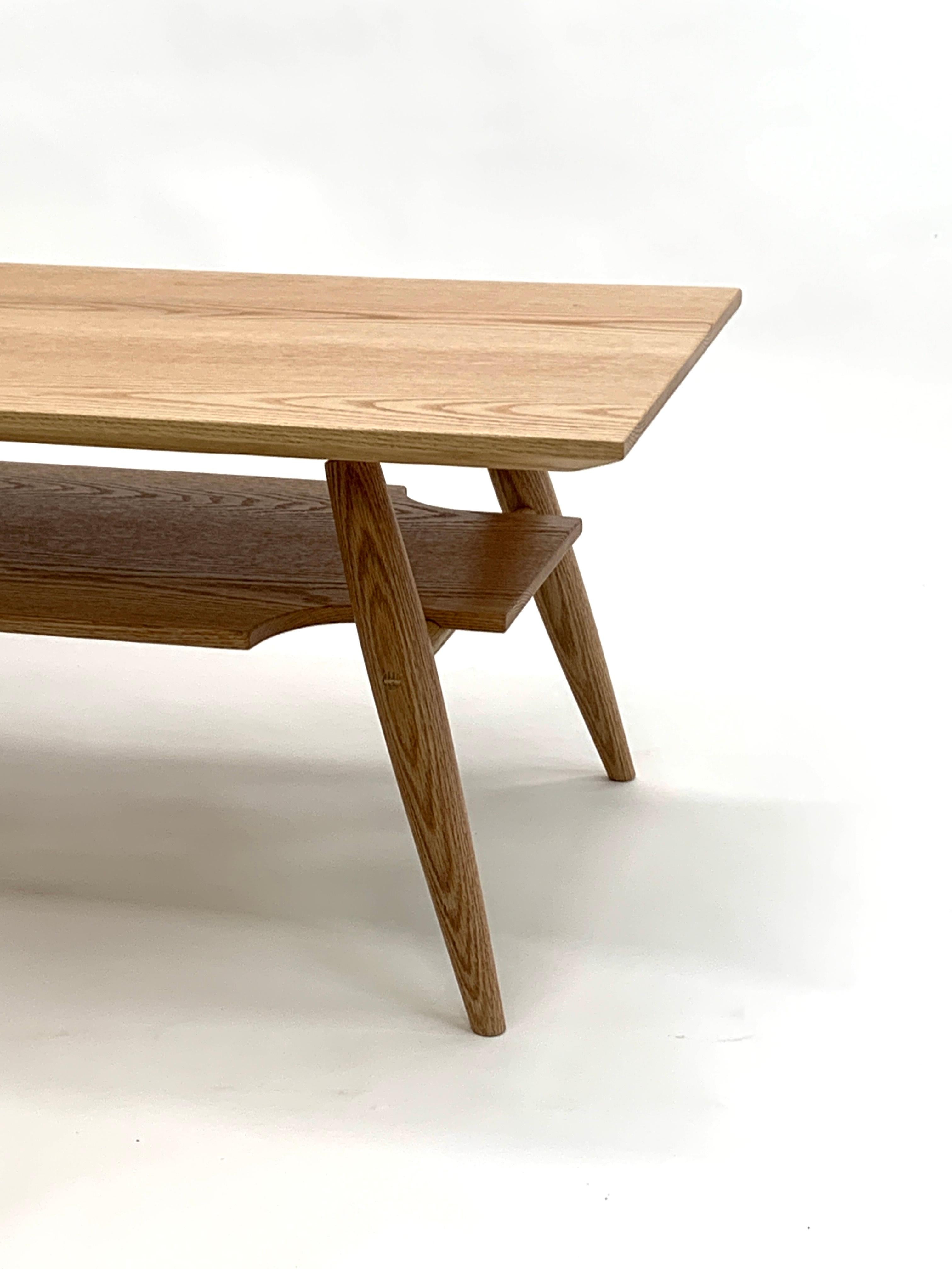 Mid-Century Modern Table basse d'inspiration du milieu du siècle avec étagère en chêne blanc en vente