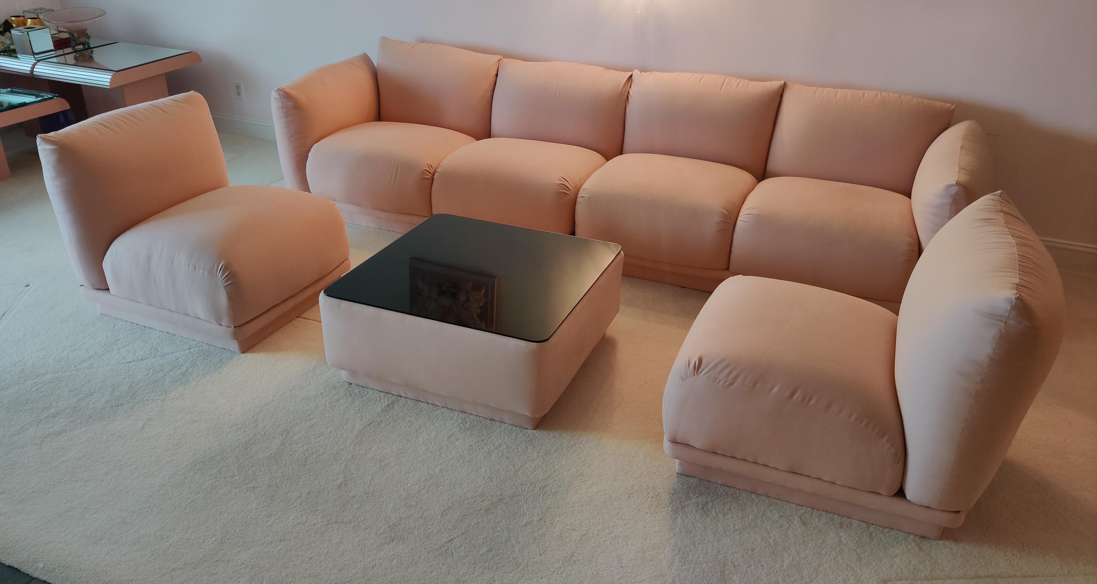 Postmoderno Carsons 5-Piece Divano e Tavolo Set Soggiorno Tappezzeria Rosa e Vetro Fumé