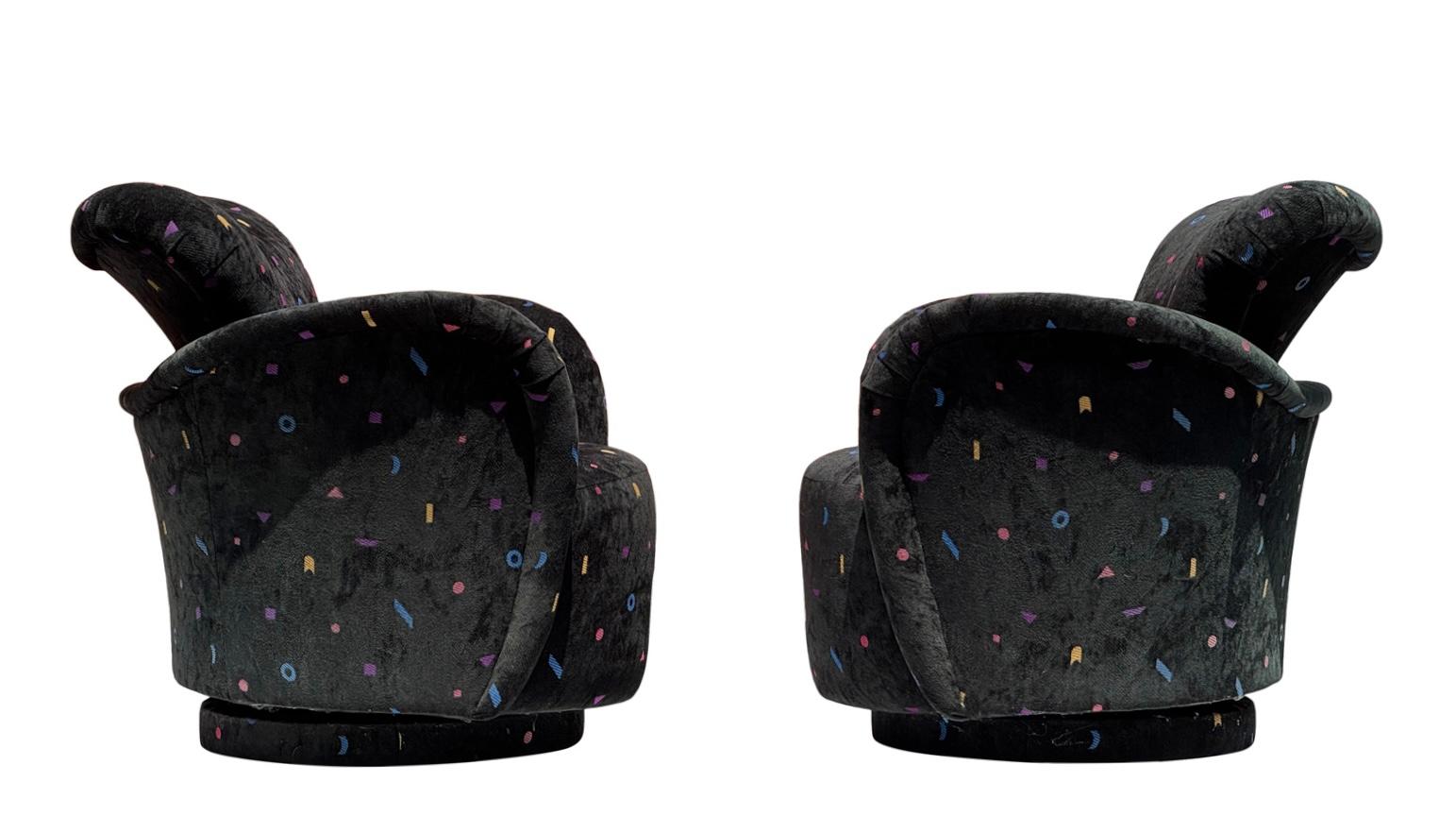 Postmoderne Paire de chaises pivotantes Funky Modern Sculptural de Carsons en vente