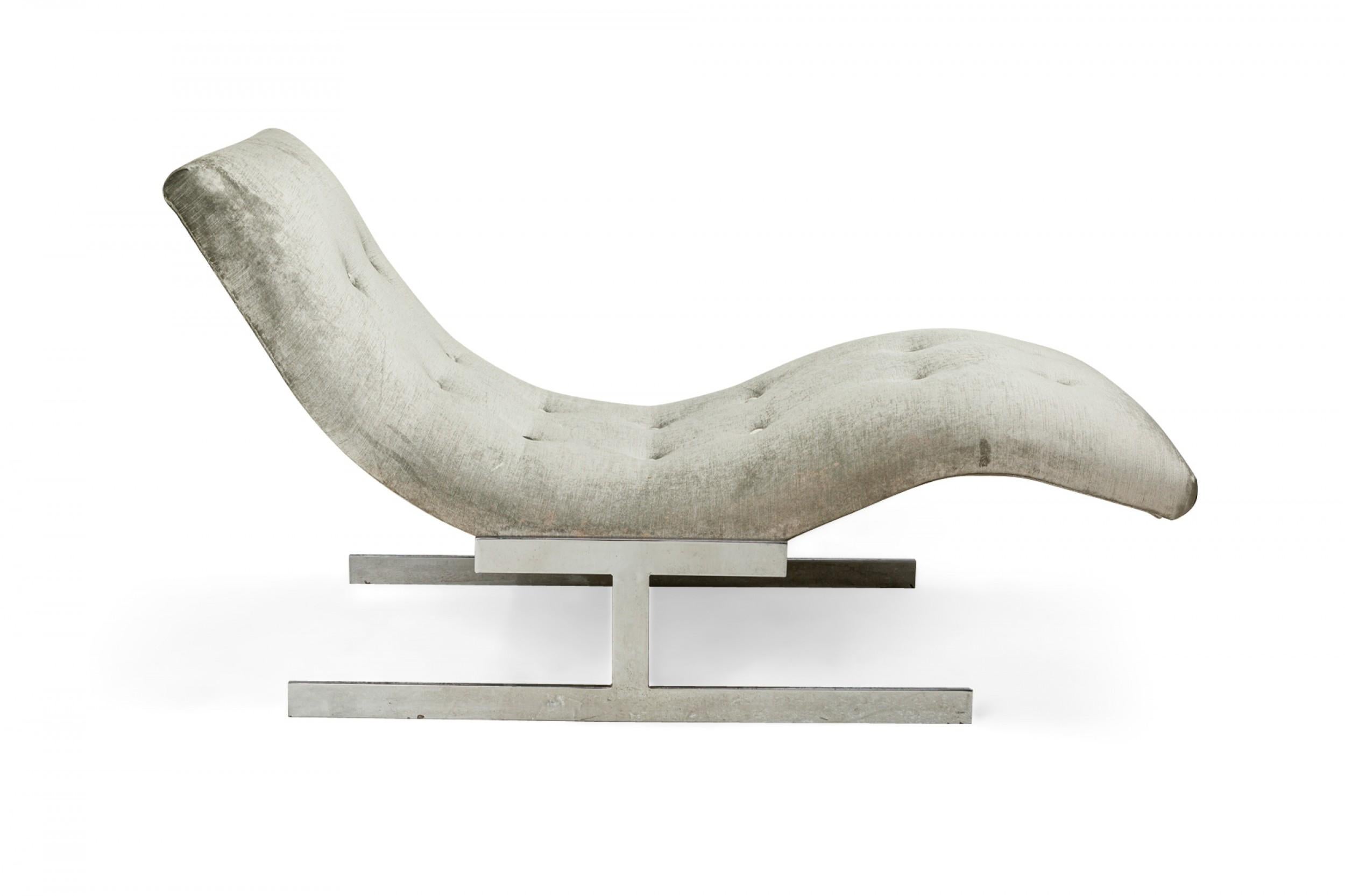 Mid-Century Modern Chaise longue en velours argenté et chrome « Wave » de Carsons en vente