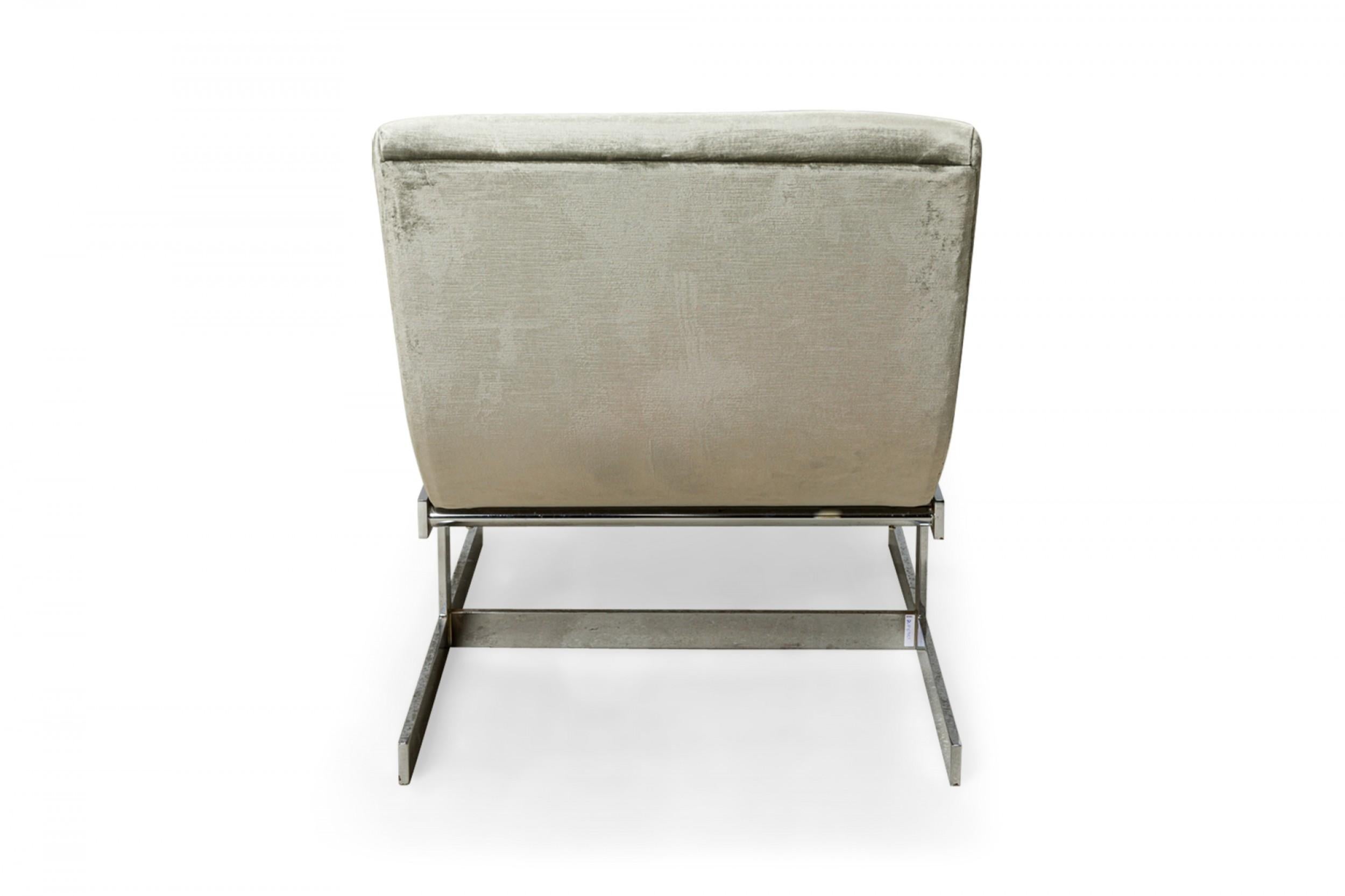 Chaise longue en velours argenté et chrome « Wave » de Carsons Bon état - En vente à New York, NY
