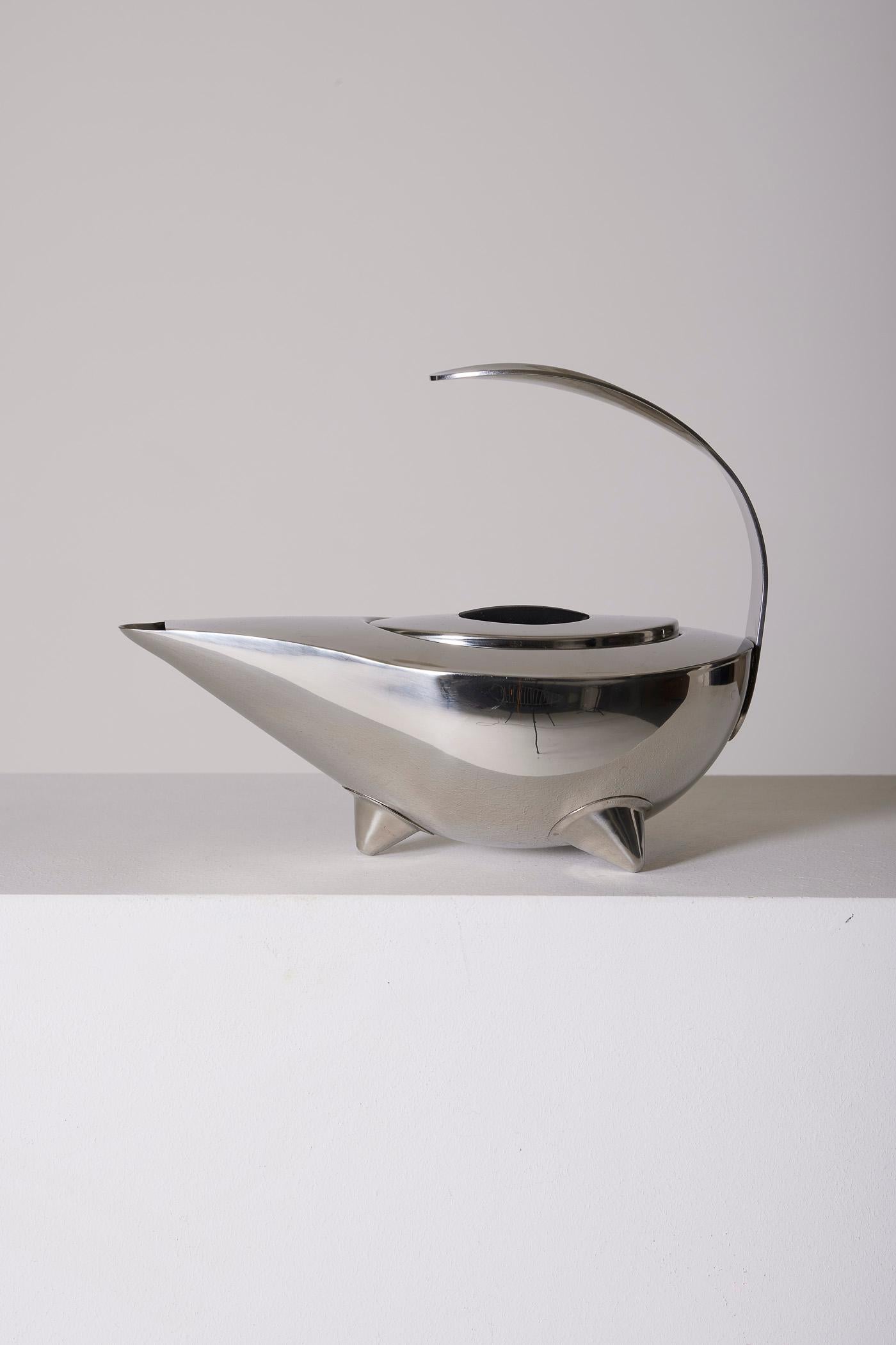 Edelstahl-Teekanne des dänischen Designers Carsten Jorgensen für Bodum, aus den 1980er Jahren. In perfektem Zustand.
LP2595