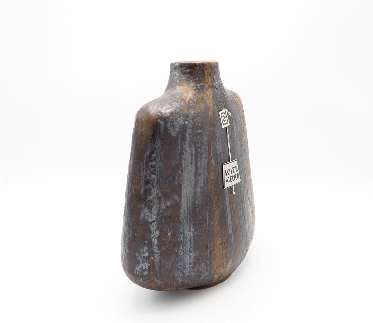 Rare Studio art vase produced by Cartsens Tönnieshof.

The Kiel studio label of Carstens made high-end vases and objects under the direction of Gerda Heuckeroth.

This vase is also called the shoulder vase due to its shape.

and was produced in the