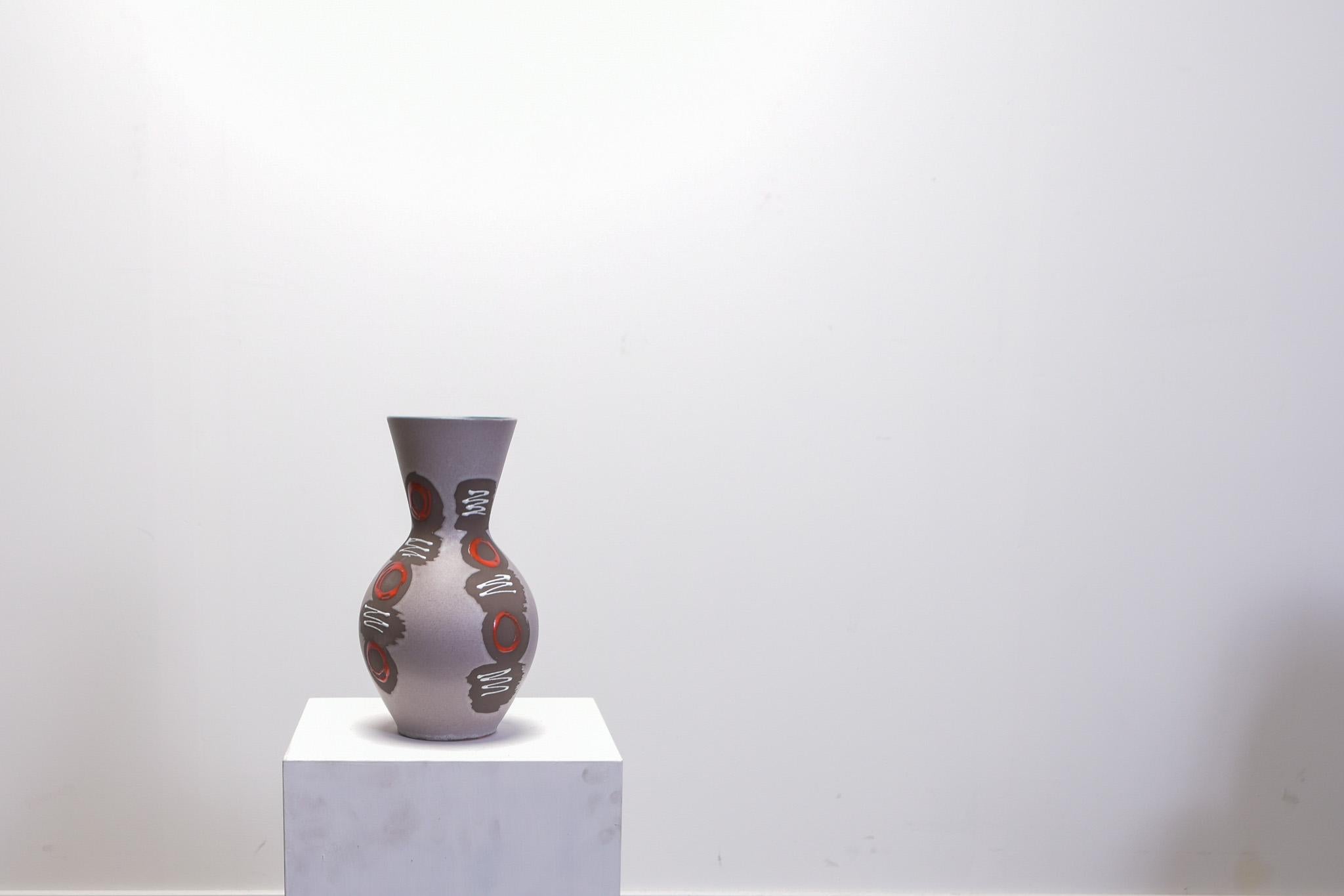 Vase en céramique fabriqué par le célèbre céramiste Carsten Tonnieshof. En très bon état, sans aucun dommage ni perte.