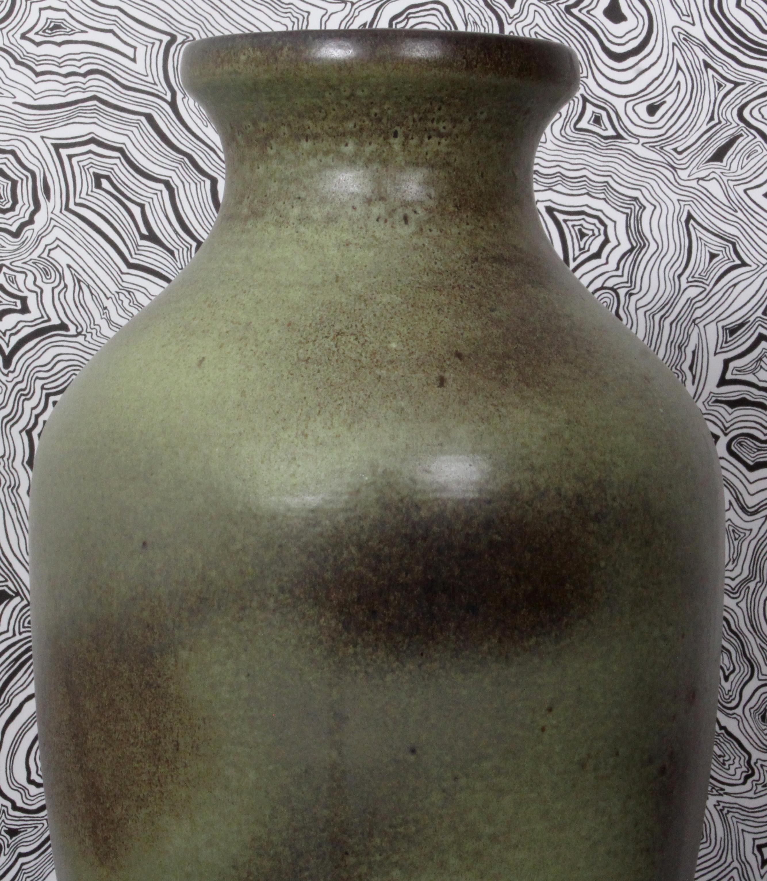 Allemand Carstens Tönnieshof German Floor Vase 60s 70s huge (50cms) cloud green glaze en vente