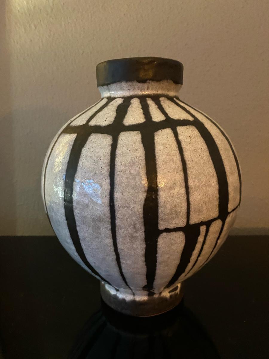 Beautiful rare vase from Carstens Tönnieshof in Germany. Designed by Heinz Siery. The artist Heinz Siery was one of the most important
personalities in the field of ceramics design in the 1950s and 1960s. His design forms significantly shaped the