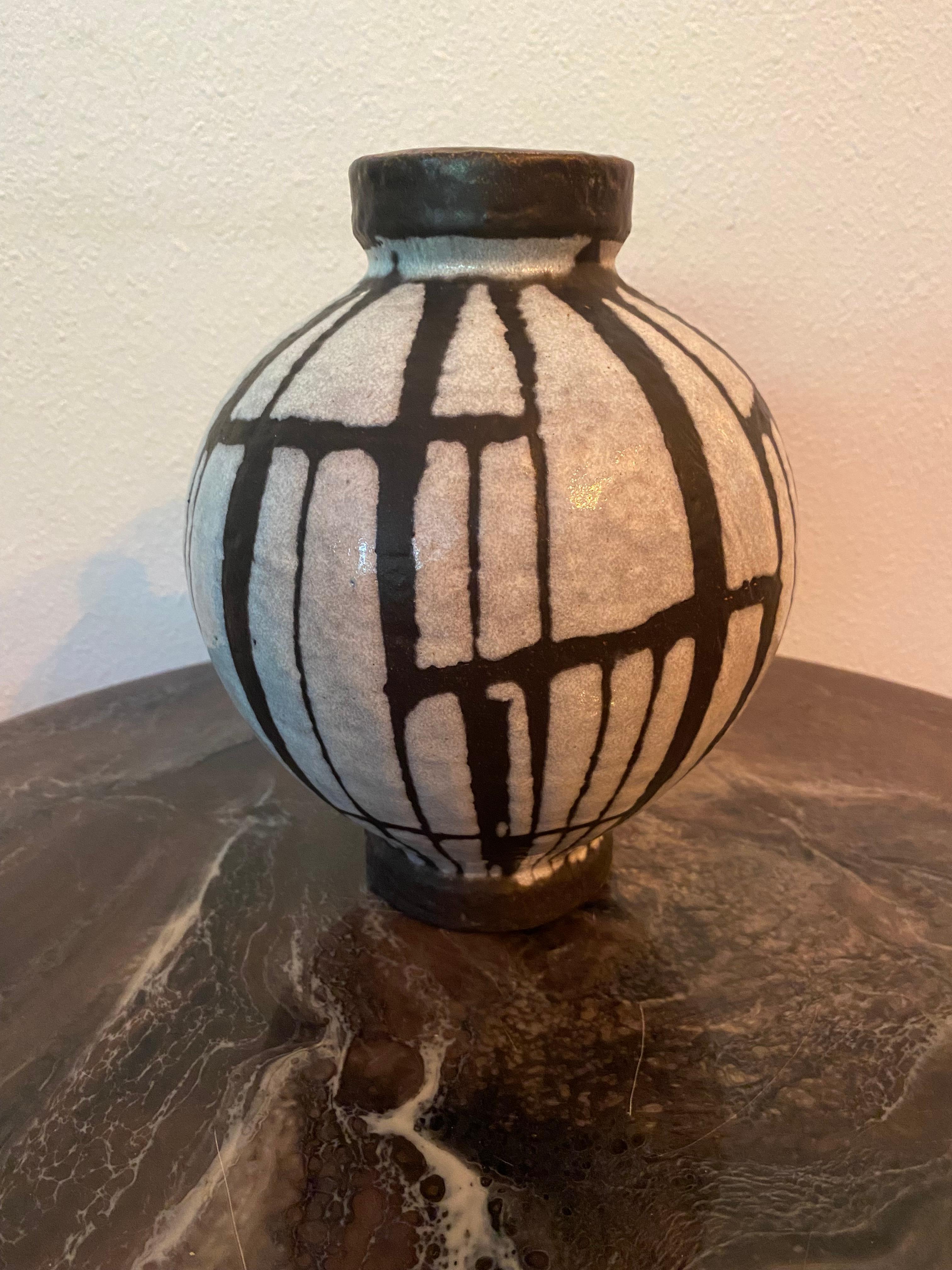 Beautiful rare vase from Carstens Tönnieshof in Germany. Designed by Heinz Siery. The artist Heinz Siery was one of the most important
personalities in the field of ceramics design in the 1950s and 1960s. His design forms significantly shaped the