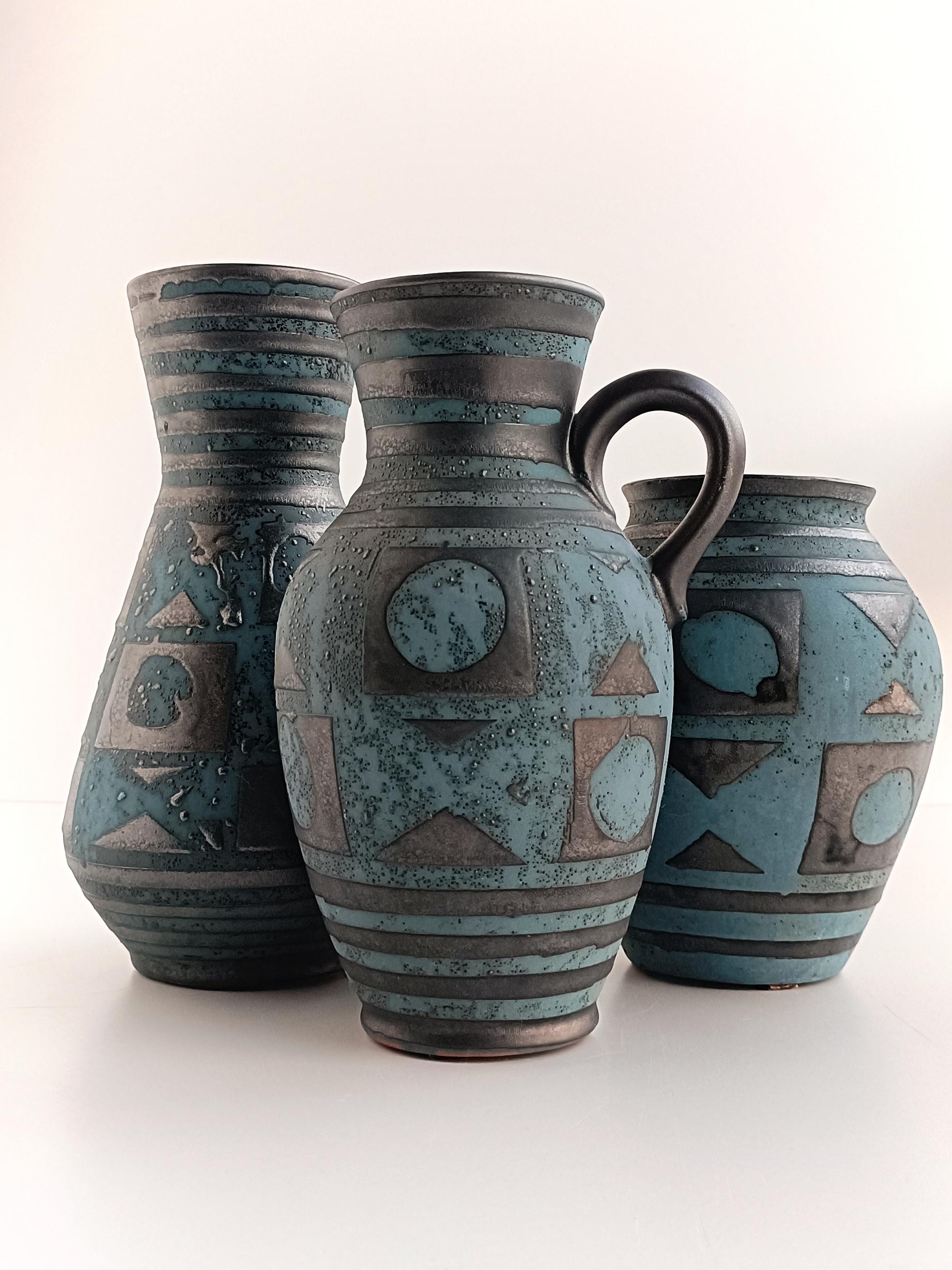 Ces vases Art Pottery Ankara Decor de Carstens T�önnieshoff, datant des années 1950, sont en effet des pièces exquises du design moderne du milieu du siècle. Carstens Tönnieshoff était un fabricant de céramique renommé basé en Allemagne de l'Ouest au