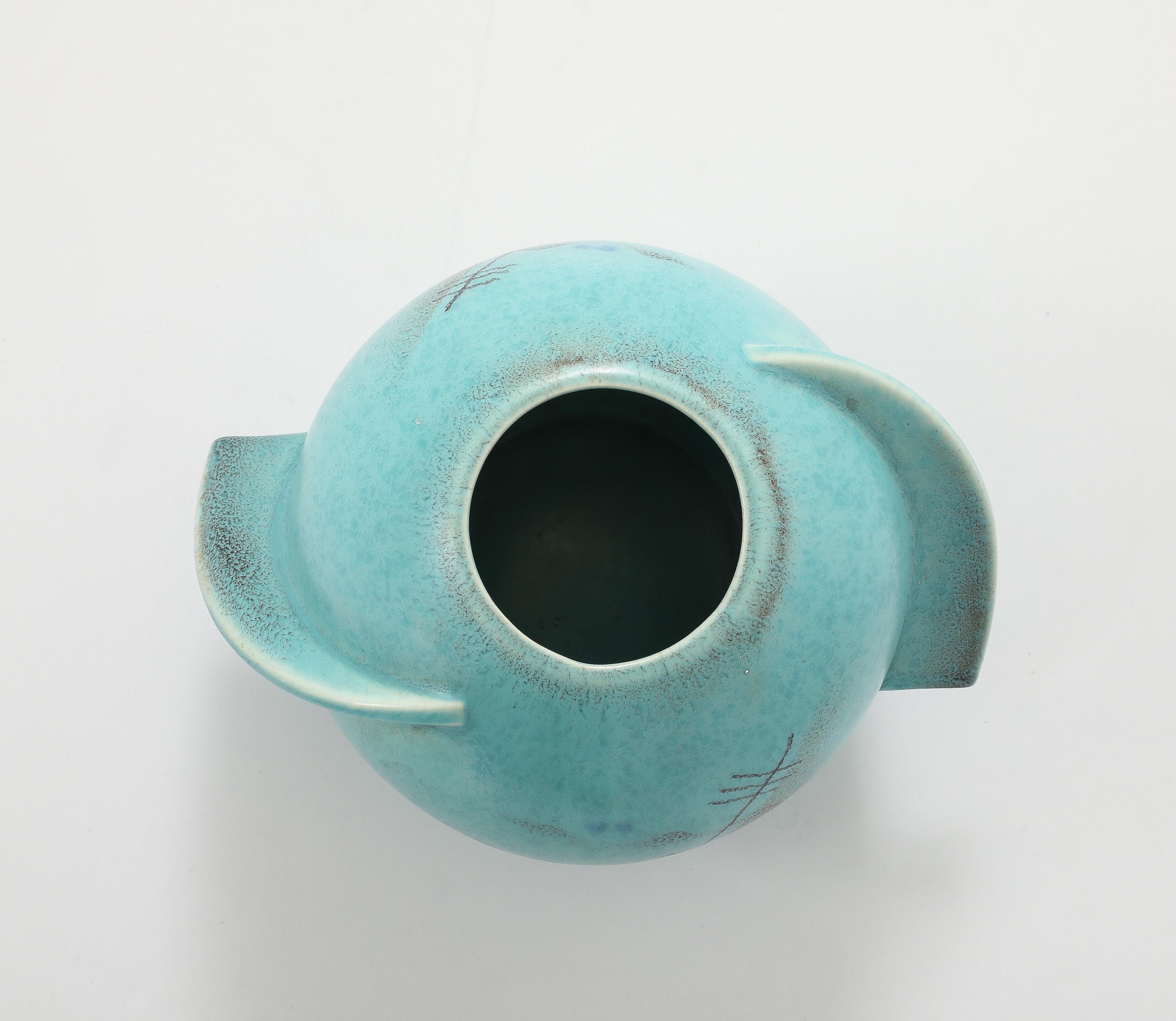 Vaso in ceramica Art Déco degli anni '40 di Carstens Uffrech dal design e dai colori bellissimi, in condizioni originali vintage con lievi segni di usura e patina dovuti all'età e all'uso.