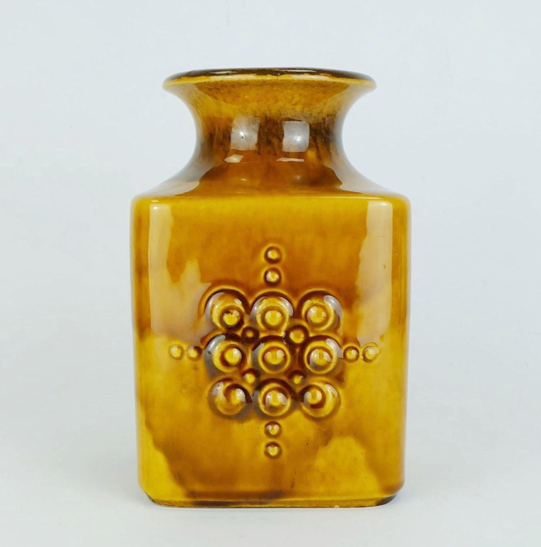 Vaso di metà secolo prodotto da Carstens Keramik negli anni '60, modello n. 7012-20 con decoro a rilievo e smalto ambrato lucido.

Dimensioni: Altezza 20,5 cm, larghezza 13 cm, profondità 12 cm, peso 1000