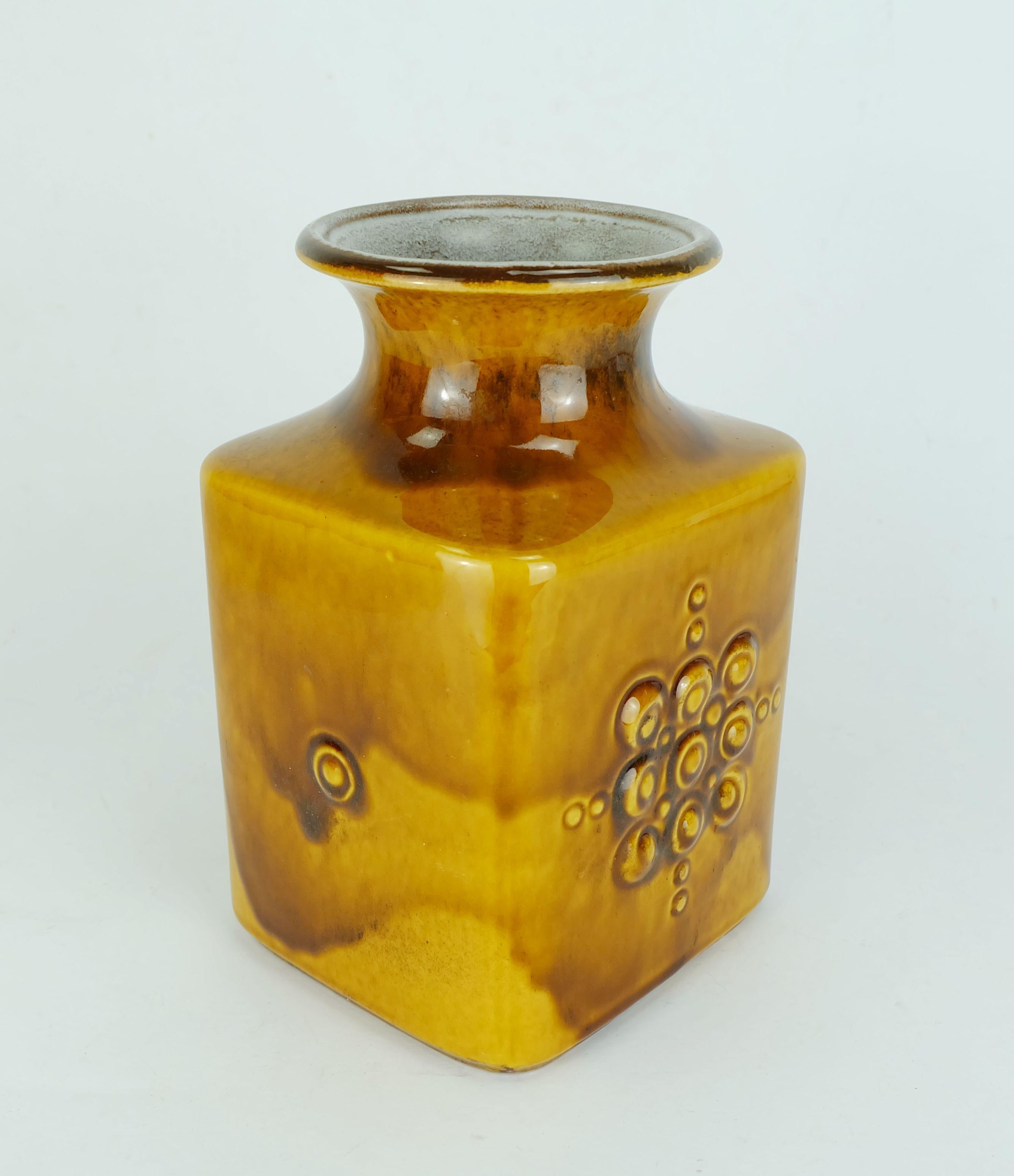 Mid-Century moderno VASO carstens smalto ambrato decorazione a rilievo modello n. 7012-20 metà secolo 1960 WGP in vendita