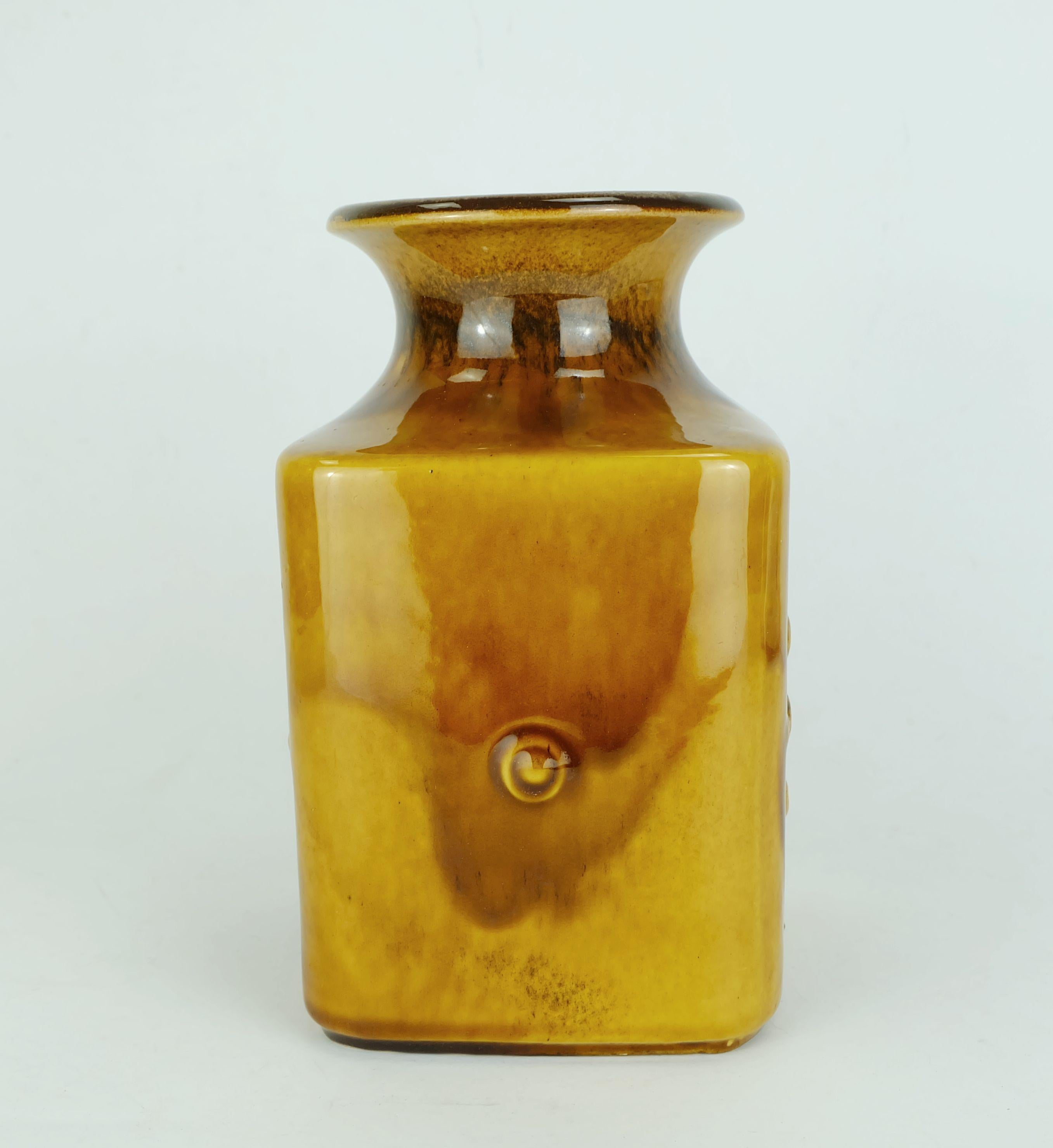 Metà XX secolo VASO carstens smalto ambrato decorazione a rilievo modello n. 7012-20 metà secolo 1960 WGP in vendita