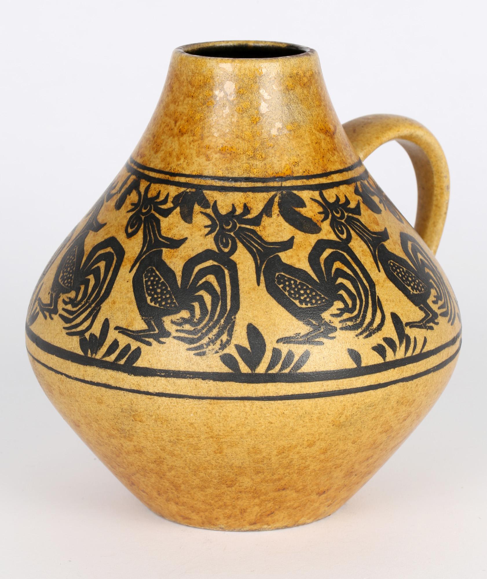 Magnifique vase à poignée en glaçure d'Allemagne de l'Ouest tourné à la main et décoré de coqs par Carstens Tönnishof et datant d'environ 1965. Carstens est considéré comme l'un des meilleurs producteurs de poterie ouest-allemande du milieu du