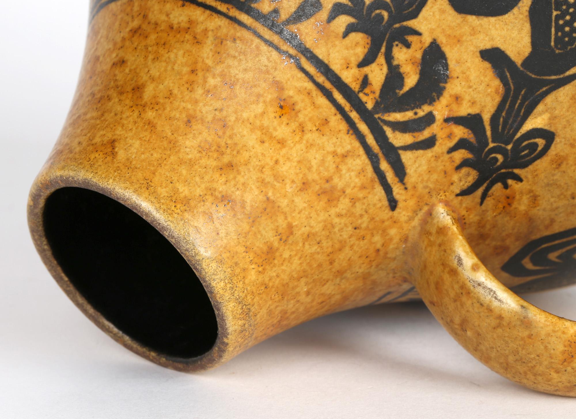 Mid-Century Modern Vase en poterie d'art à poignée d'Allemagne de l'Ouest avec coquilles de bœuf de Carstens en vente