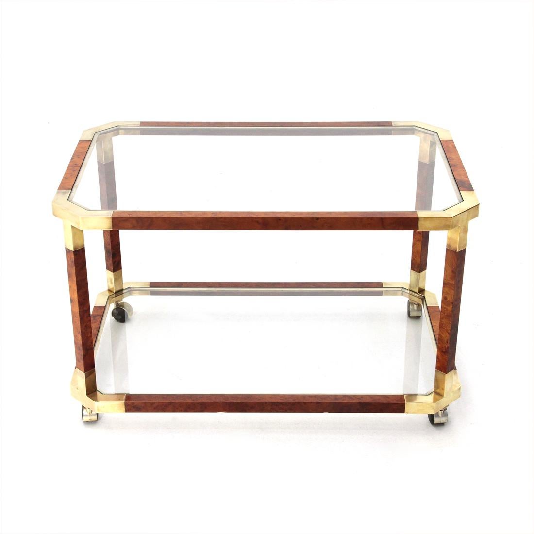 Italian manufacture cart produced in the 1980s.
Structure formed by strips of wood veneered with briar.
Corner joints in brass band.
Glass tops.
Plastic wheels.
Good general conditions, some signs due to normal use over time.

Dimensions: