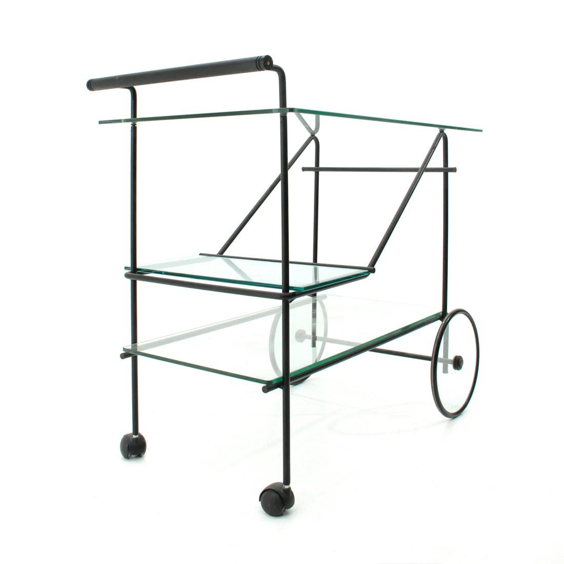 Italian manufacture trolley produced in the 1980s.
Structure formed by curved iron rod and painted black.
Glass tops.
Front glass wheels covered in rubber.
Brass screws and details.
Good general conditions, some signs due to normal use over