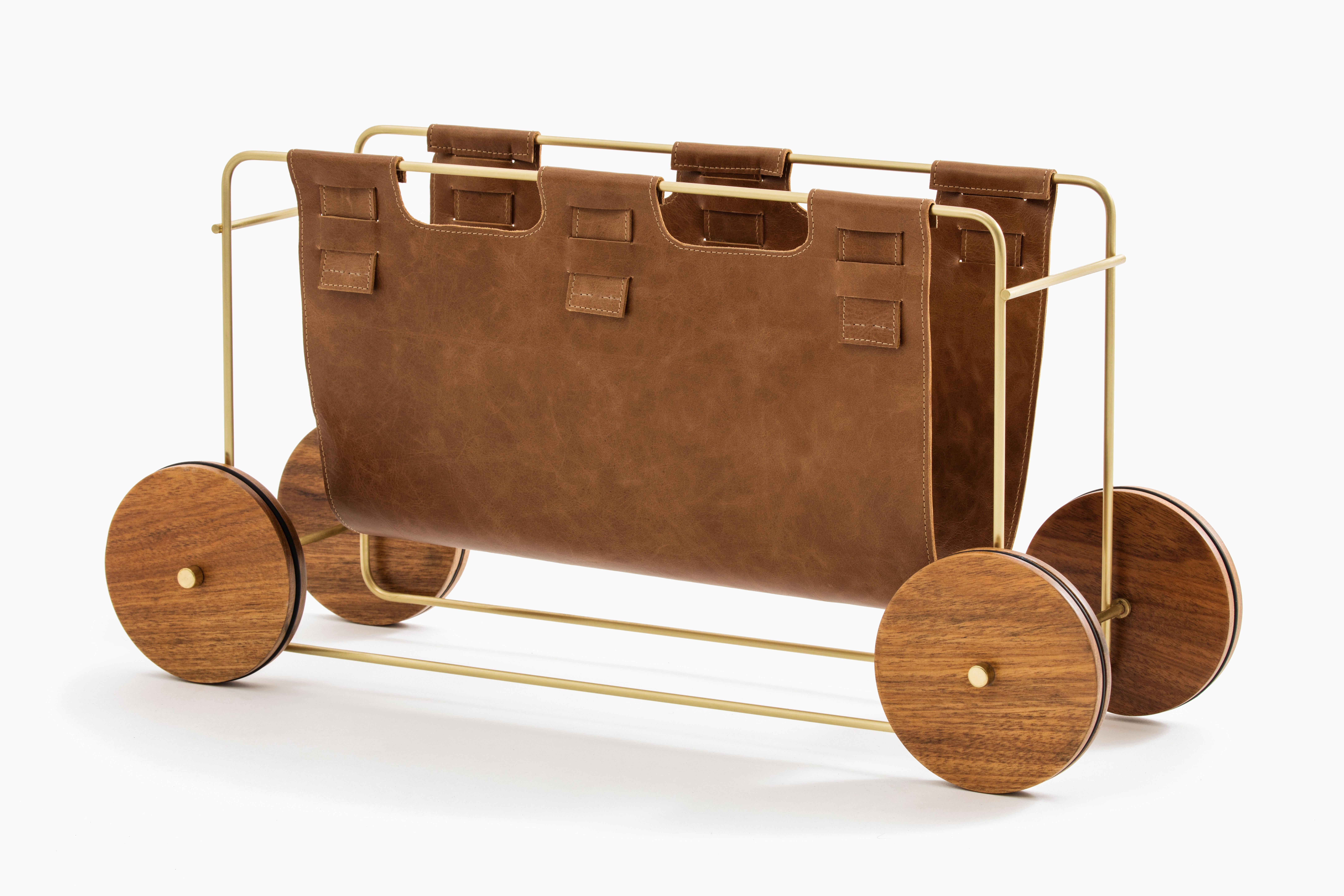 Inspired in the bullock cart (cart used in the past in rural areas), the work piece also counts on large wooden wheels, its structure can be in brass, stainless steel or black carbon steel powder coating and the leather bag adds the final touch.