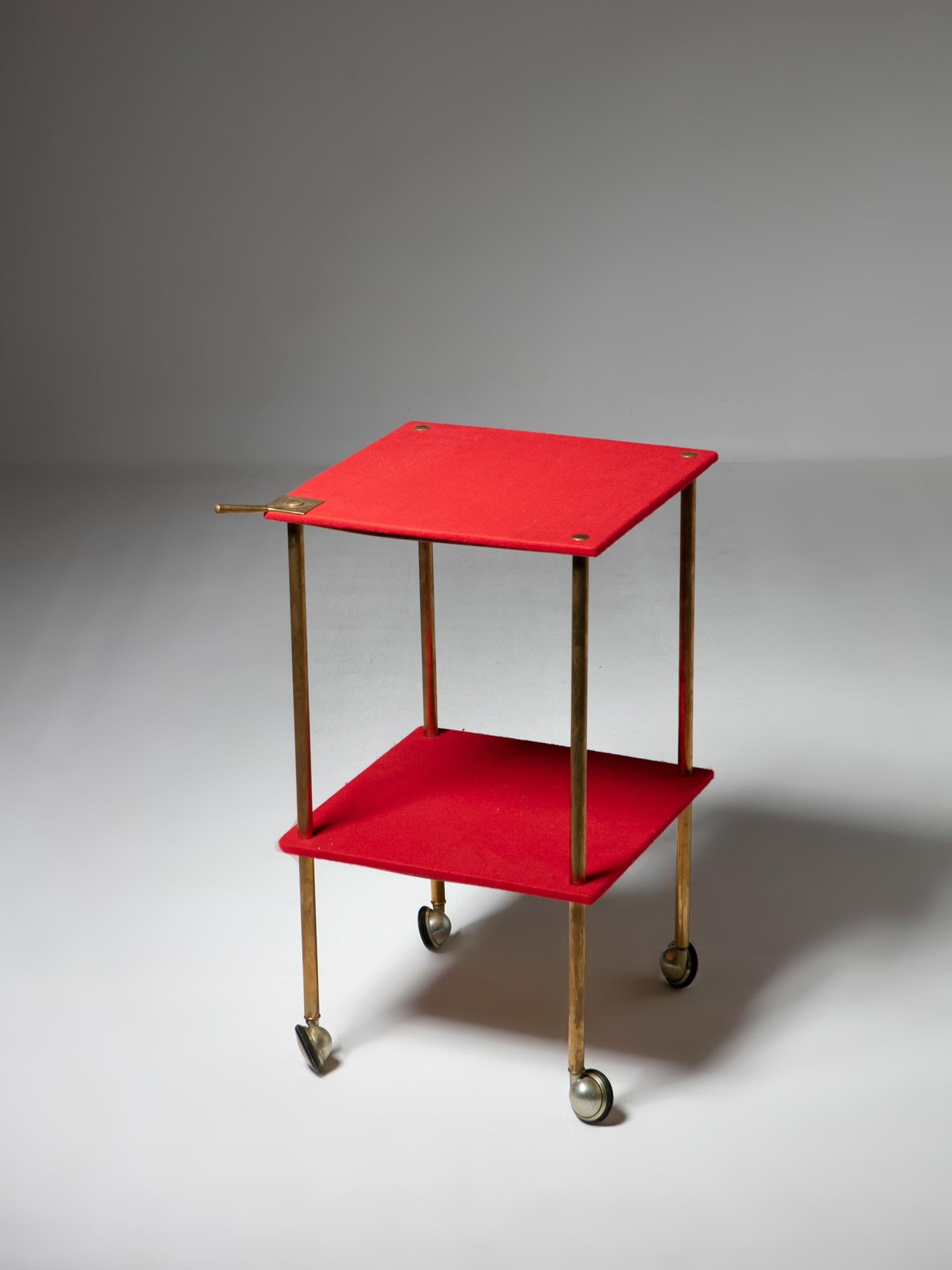 Rare side table/cart model T9 by Luigi Caccia Dominioni for Azucena.
Wood panels covered with red felt, brass frame.