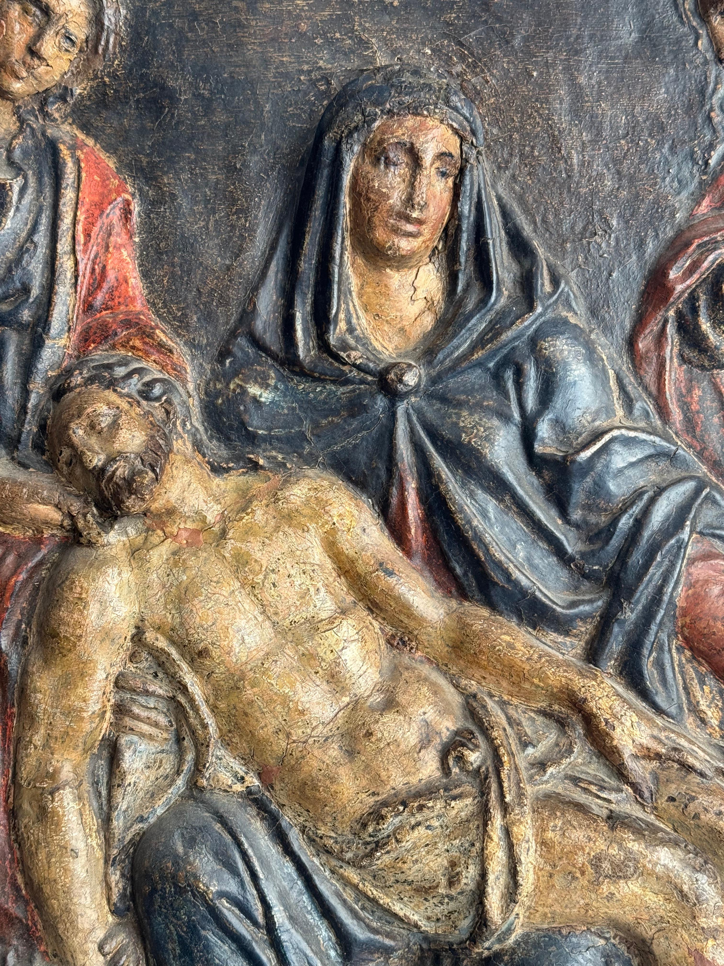 Cartapesta policroma raffigurante la Deposizione di Cristo. XVII secolo in vendita 4