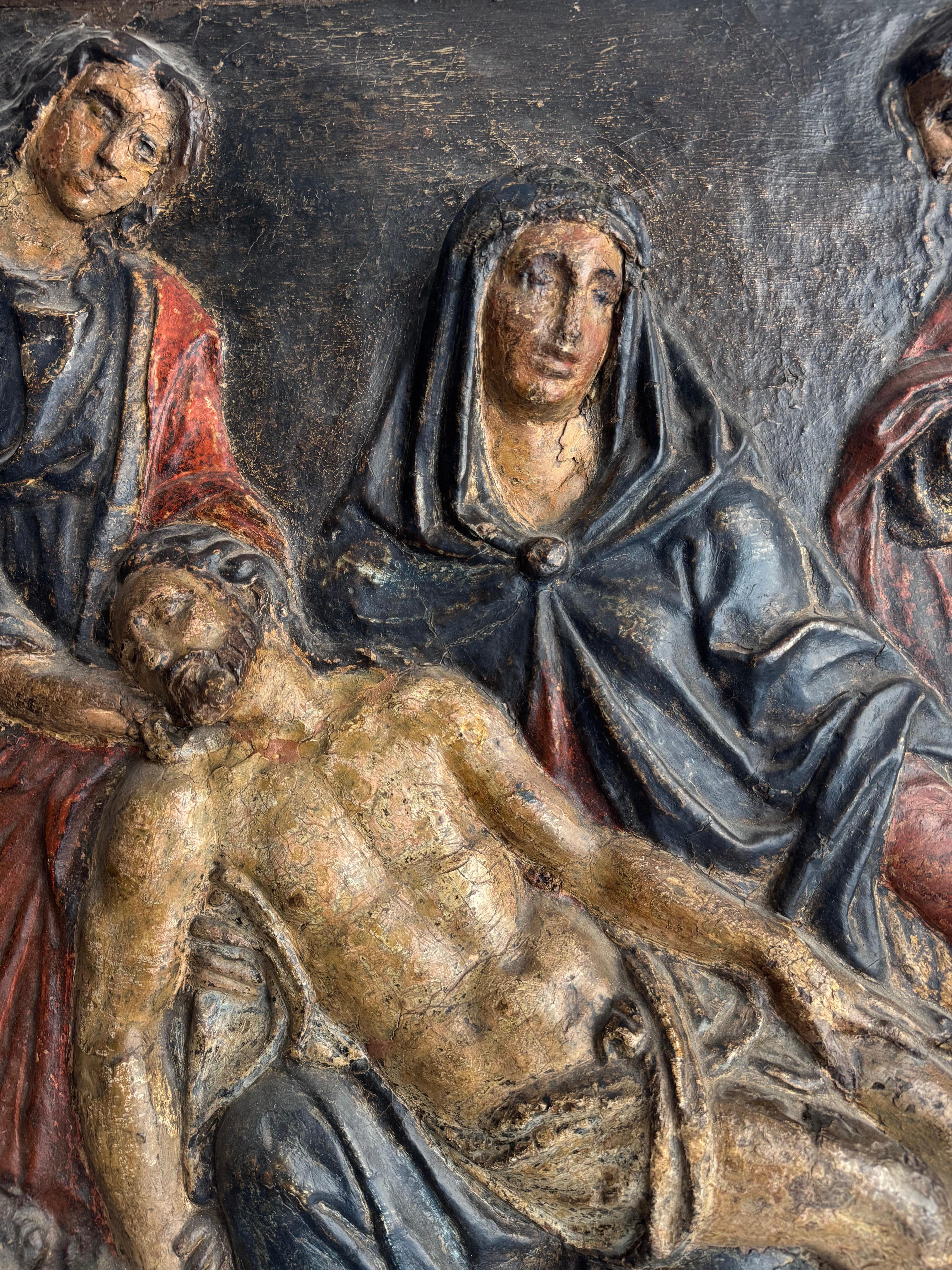 Cartapesta policroma raffigurante la Deposizione di Cristo. XVII secolo in vendita 5