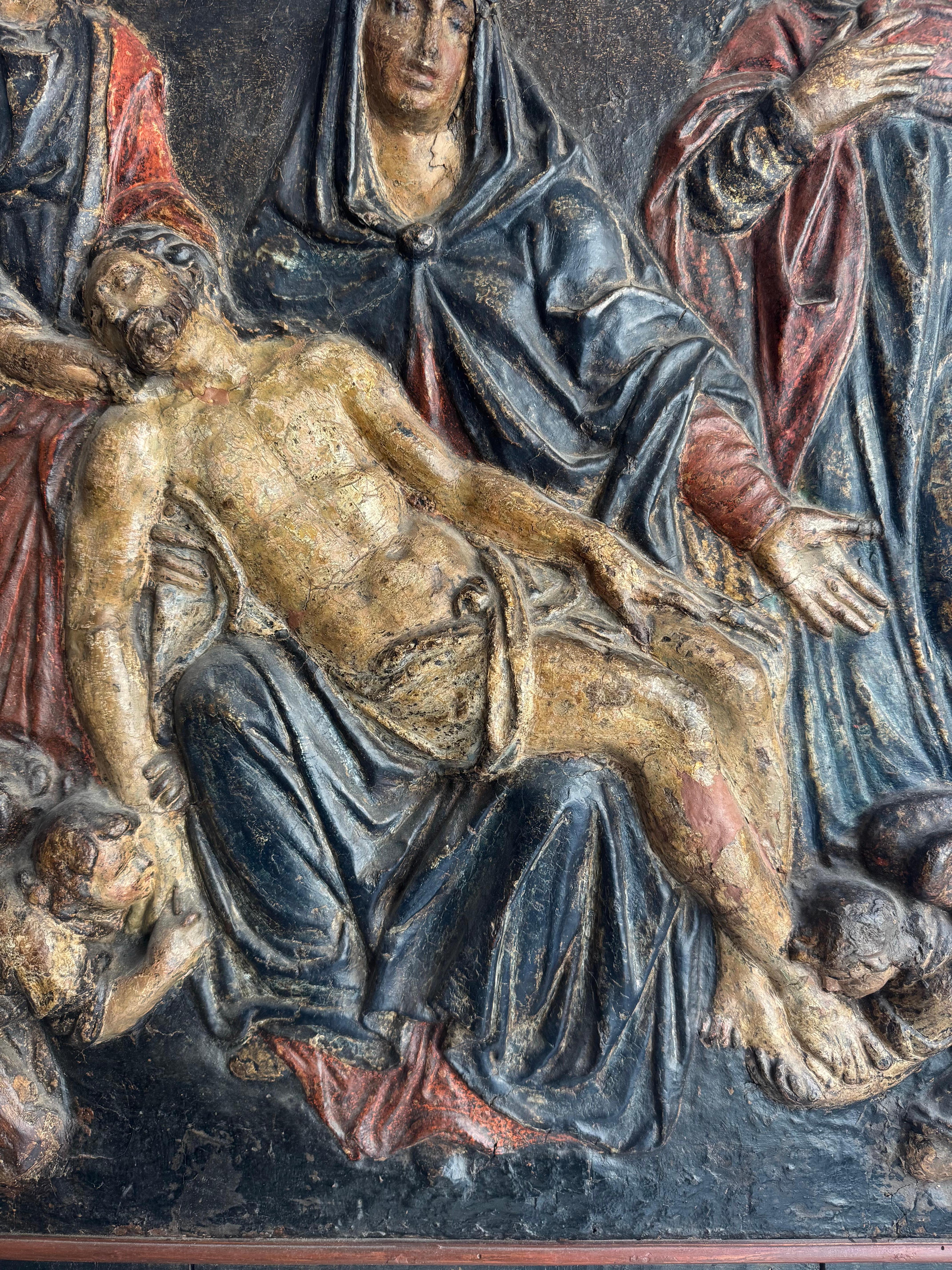 Cartapesta policroma raffigurante la Deposizione di Cristo. XVII secolo in vendita 7