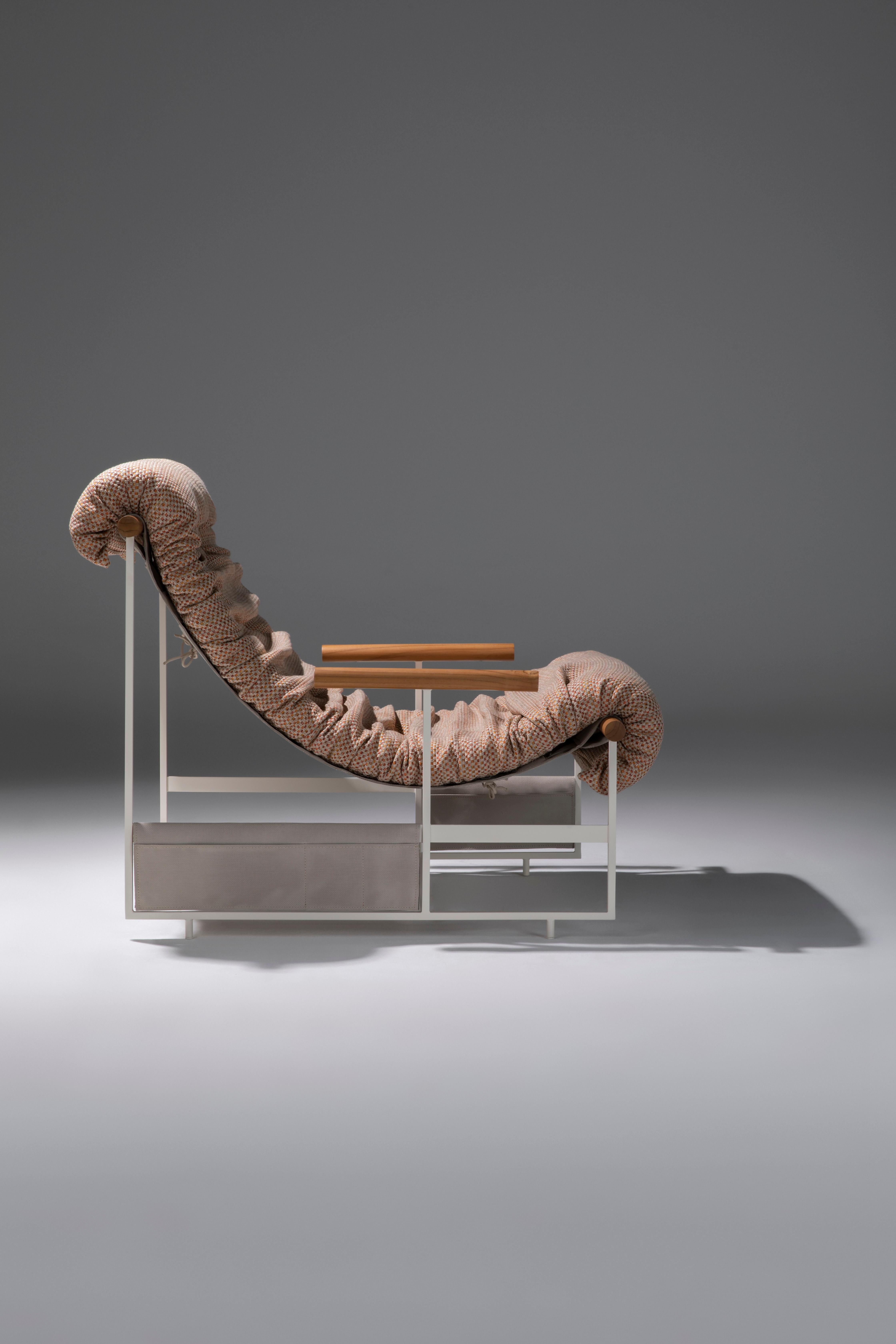 Le fauteuil Carteiro, conçu par Bruno de Carvalho, est une fusion audacieuse de la forme et de la fonction. Comme son nom l'indique - Carteiro signifiant 