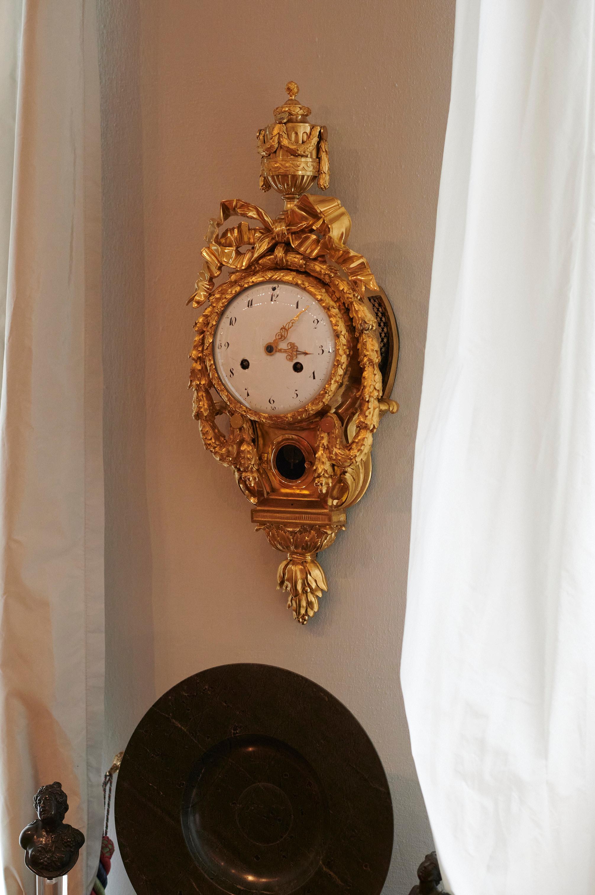 Cartel Gold Plated Wall Clock with Vase Top, Paris, Late 18th Century, Louis XVI In Good Condition For Sale In Bamberg, DE