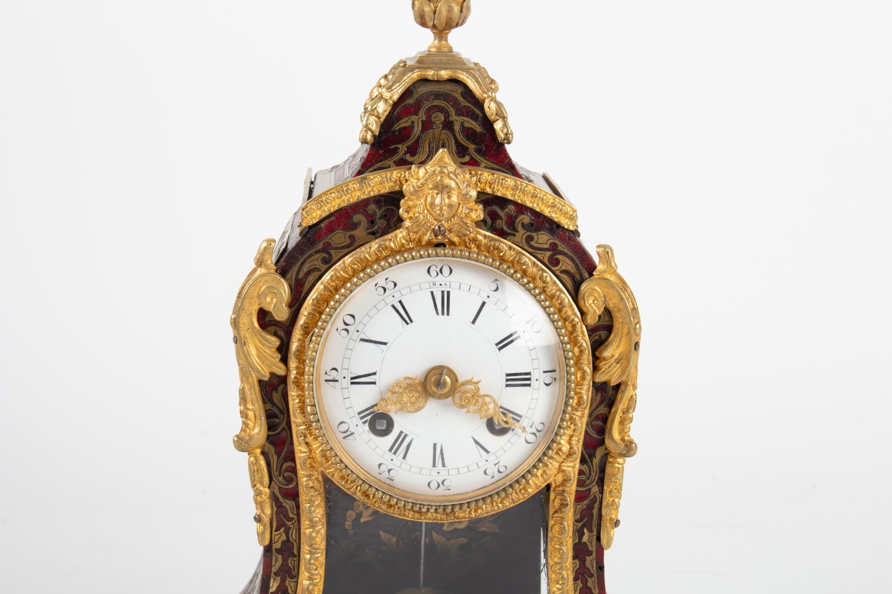 Cartel époque Napoleon III, gilt bronze and dark red varnish, in working condition.
Measures: H 30cm, W 18cm, D 10cm.