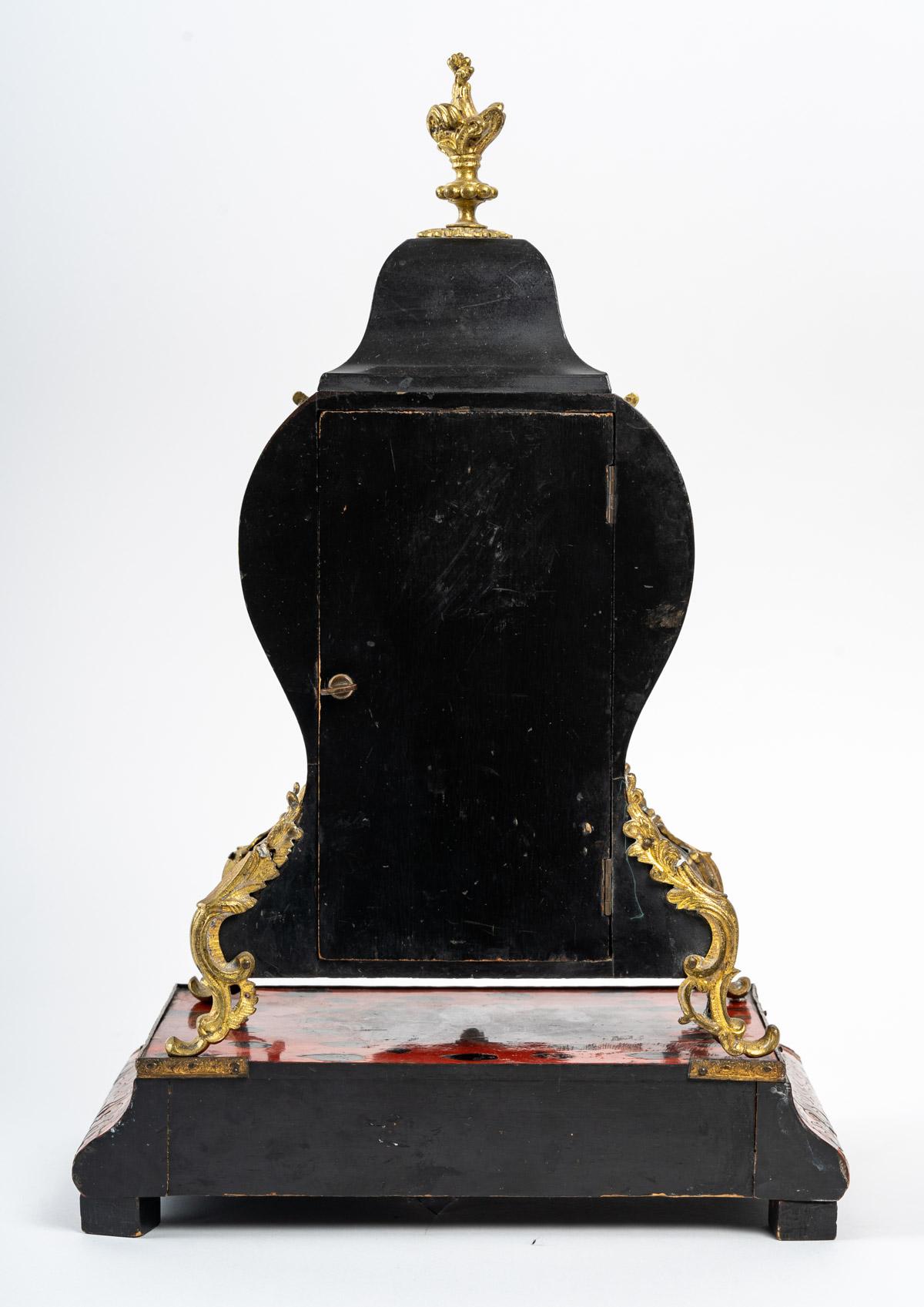 Cartel with its Base in the style of Boulle, brass inlays and imitating tortoise shell, Louis XV style, Napoleon III period, 19th century.
Measures: H: 45 cm, W: 28 cm, D: 17 cm.