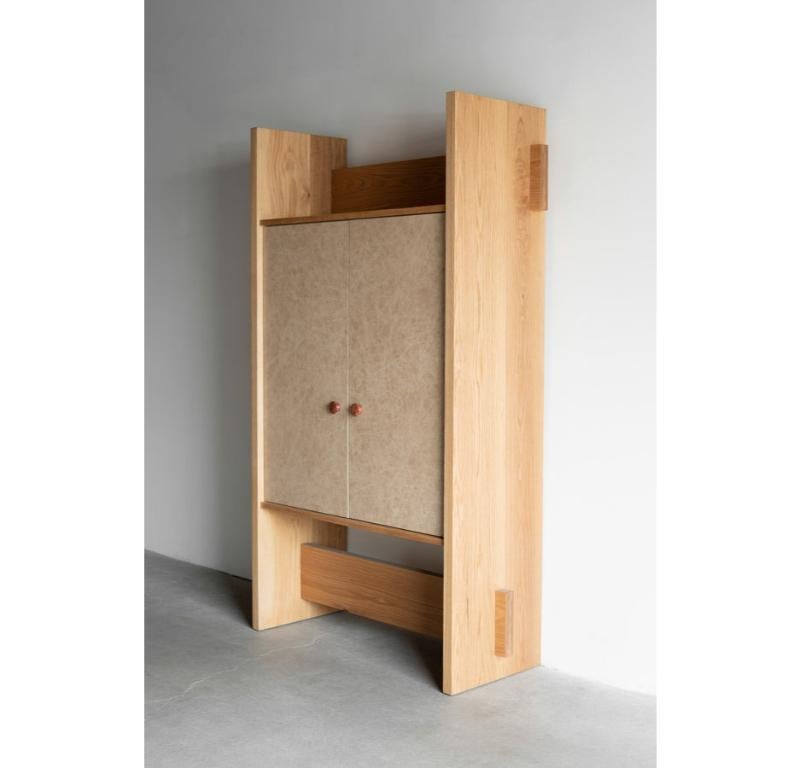 Cette bibliothèque avec meuble de rangement est fabriquée sur mesure à Los Angeles. Les étagères et les coulisses en bois massif sont coupées sur mesure, montées et assemblées.
CHÊNE + CUIR
FINITION À L'HUILE DE CIRE DURE
PERSONNALISER CETTE