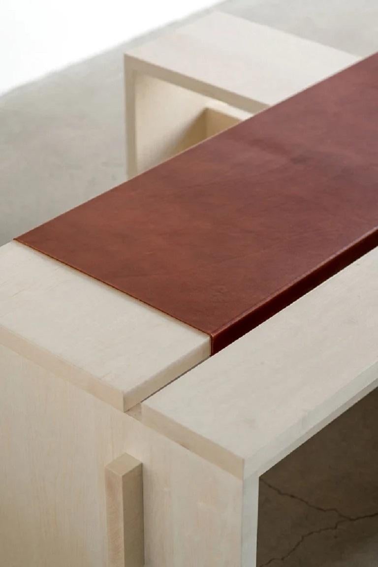 Dieser Schreibtisch wird in Los Angeles maßgefertigt. Die massiven Ahornbretter werden auf Maß geschnitten und zusammengefügt. Das Leder wird auf die richtige Größe zugeschnitten und auf die Holzplatte geklebt.
AHORN + LEDER POLY FINISH
DIESES STÜCK